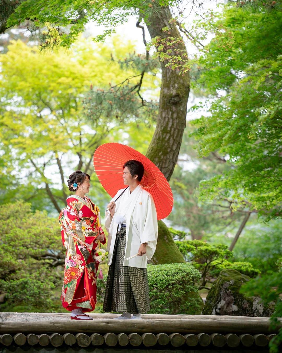 アート工房さんのインスタグラム写真 - (アート工房Instagram)「兼六園にてロケ撮影⭐︎ 。 。 。 #金沢神社婚 #兼六園 #ひがし茶屋街 #東茶屋街 #結婚準備 #兼六園前撮り #ひがし茶屋街前撮り #金沢前撮り #金沢フォトウェディング #和装前撮り #富山前撮り #福井前撮り #北陸花嫁 #wedding #神前式 #金沢和婚 #後撮り #プレ花嫁さんと繋がりたい #石川県 #金沢 #プレ花嫁 #前撮り #白無垢」8月26日 20時31分 - artcoubouart