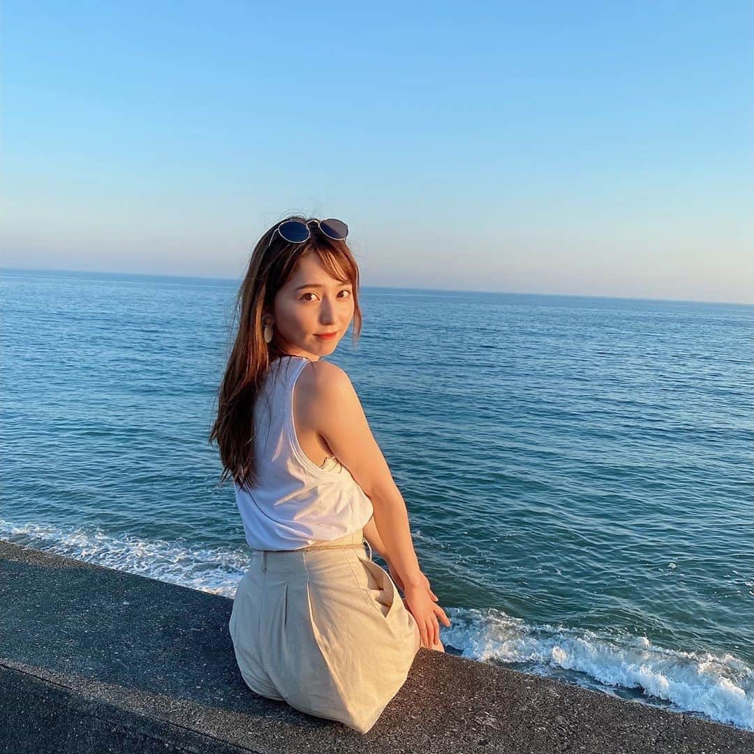堀尾実咲のインスタグラム：「ここ数年は 毎年必ず海に水着を着て 遊びに行ってたけど 今年は断念🥺  でも波を眺めるだけでも じゅーぶん夏を感じることができるし  そもそも気づいたけど わたし泳げないから 毎年水着着てても 泳いでなかったわそういえばw  夏ももうすぐ終わりかな...🍂  #湘南 #鎌倉 #江ノ島 #葉山 #由比ヶ浜 #逗子 #七里ヶ浜 #summer #海 #pasificdrivein」