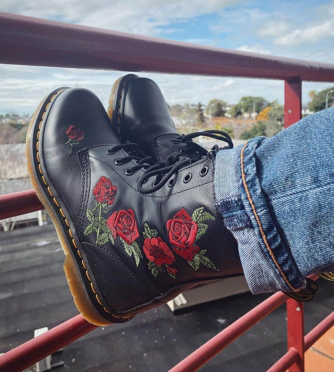 ドクターマーチンさんのインスタグラム写真 - (ドクターマーチンInstagram)「Kick back in statement DM's style. Borrowing embroidery from our Vonda style, the 1460 gets the same big-impact treatment. Via the link in our bio.」8月26日 20時33分 - drmartensofficial