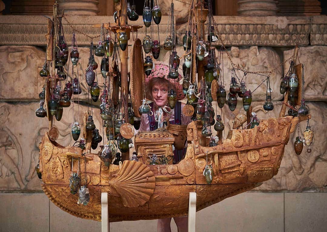 のインスタグラム：「‘The Tomb of the Unknown Craftsman’ by Turner Prize-winning artist and Museum Trustee Grayson Perry is a memorial to the forgotten artists who made many of the objects in the Museum’s collection.  Created as part of an exhibition of the same name at the Museum in 2011, we’re excited that it’s now back in the galleries after nearly a decade. Find out more about this intriguing work and hear from the artist in our blog post – link in bio.  You can see ‘The Tomb’ on free display in Room 17 when the Museum reopens from tomorrow. Book tickets and check available timeslots at britishmuseum.org/visit  This display has been generously supported by Christian and Florence Levett  🔎 Grayson Perry (b. 1960), ‘The Tomb of the Unknown Craftsman’, 2011. Cast iron, oil paint, glass, rope, wood, flint hand axe. © Grayson Perry. Courtesy Victoria Miro.       #GraysonPerry #BritishMuseum #TheTombOfTheUnknownCraftsman」