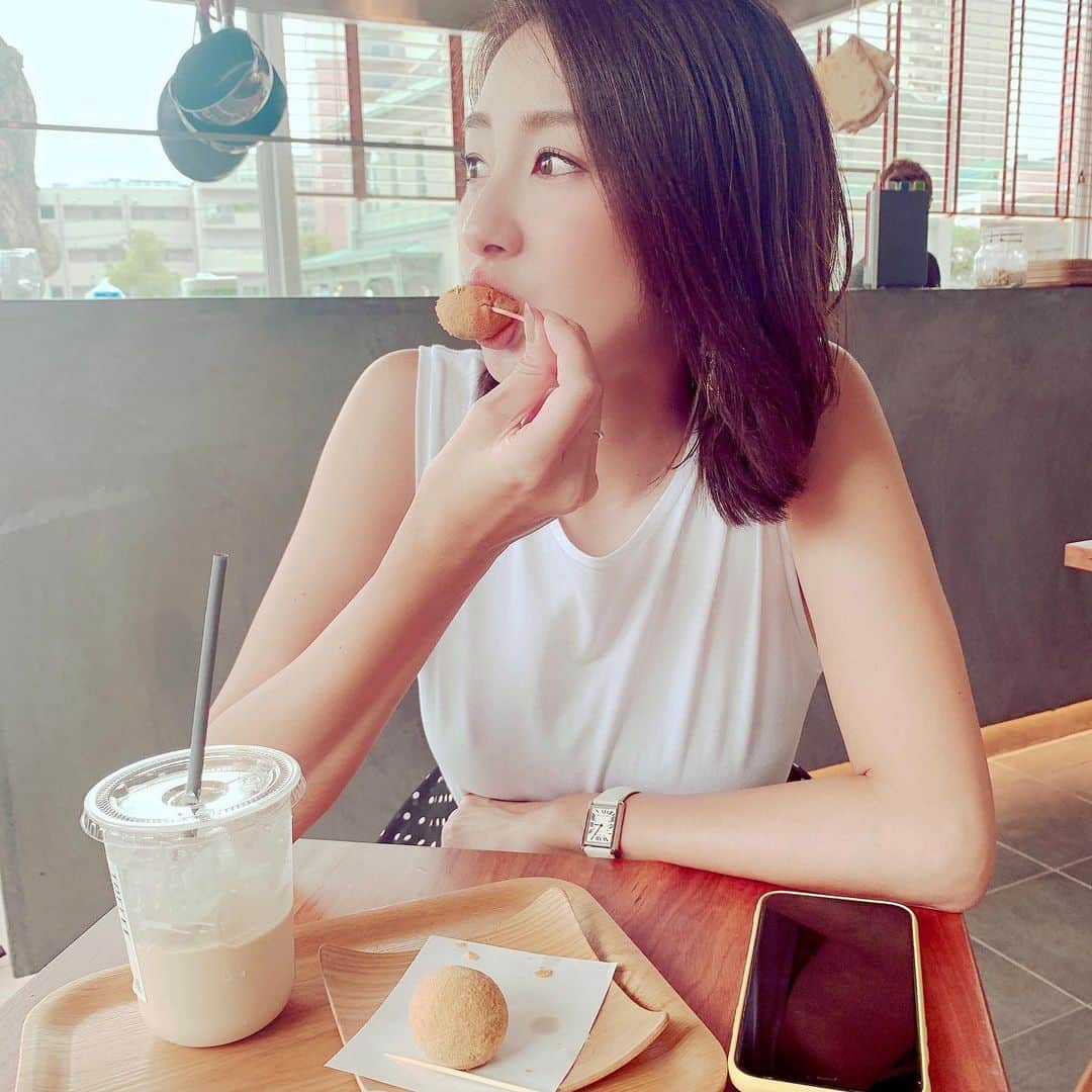 杉下理世のインスタグラム：「Phote by Yoshiko✧ 中洲のTOFFEE parkで🌿 お洒落カフェで豆乳ドーナツ食べてる姿が、屋台でたこ焼き食べてるみたいに見えるって親友に言われました。どゆこと！笑 #toffeepark #toffee #中洲カフェ #福岡カフェ #cafe #豆乳ドーナツ #ソイラテ #fukuoka」