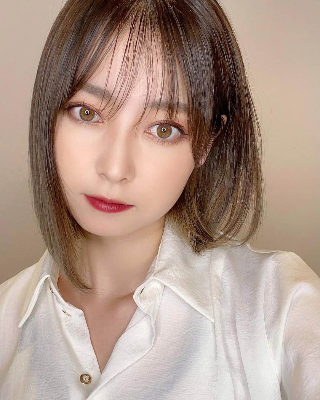 のインスタグラム：「一昨日の投稿の静止画と使用コスメ💄🌼 ストレートだとこんな感じの長さだよ✨ 結べるし、巻きやすいしちょうどいい🙆‍♀️ ミディアム〜セミロングの時の巻き方動画も残ってるから 過去を遡ってね🐥  #メイク#秋メイク#秋コスメ#新作コスメ2020#新作コスメ#メイク動画#巻き方動画#髪型#ボブ#前下がりボブ#赤リップ#インナーハイライト」