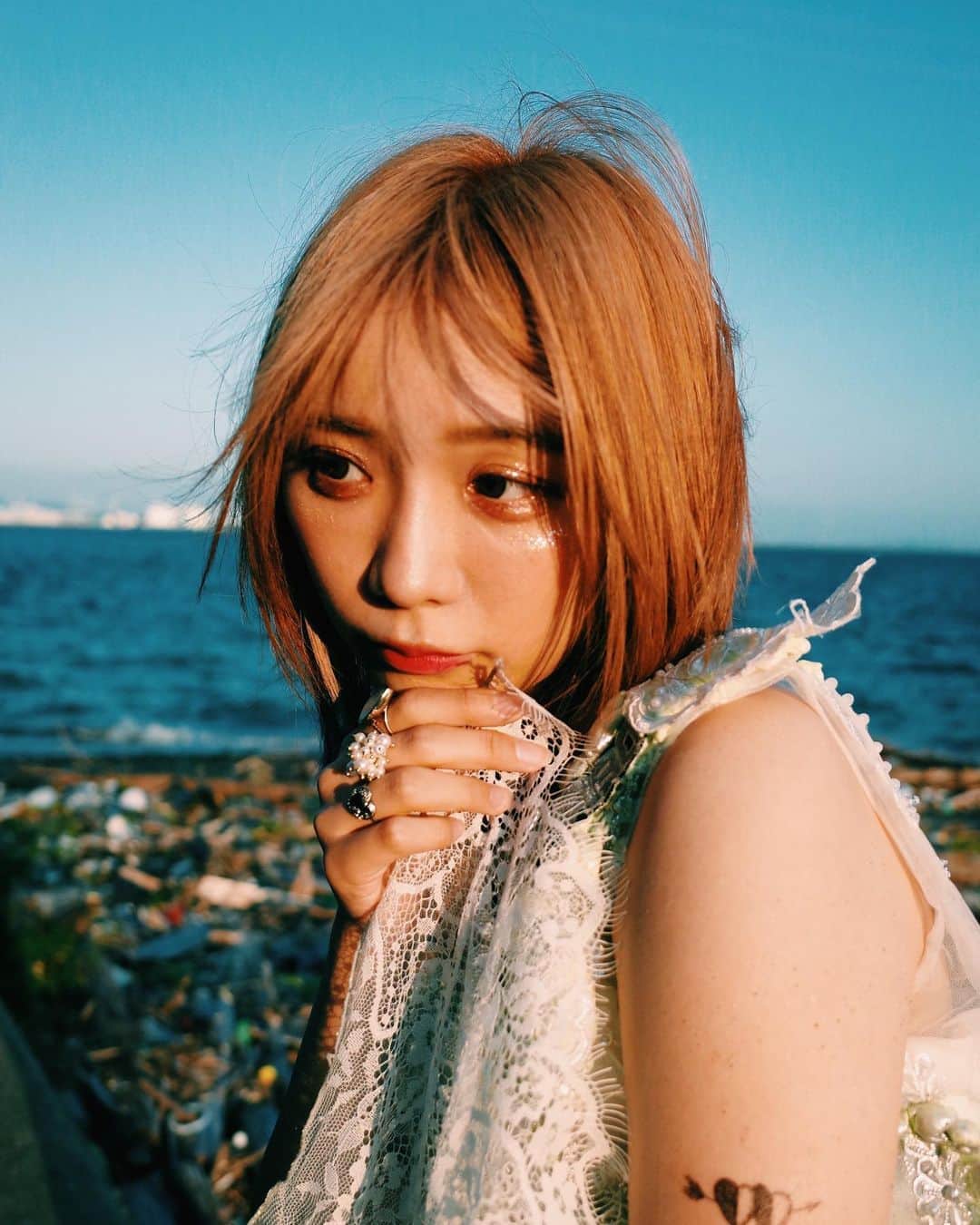のインスタグラム：「. . . サンセットビーチで架空雑誌の巻頭セクシーグラビア撮影してきました🏝可愛らしいモデルさんなので錯乱の服と工業地帯と漂流物で毒々しく振り幅のある作品になりました🏭 . . hair&photo..トヲル(BLANCO) fashion..錯乱 model..リンネ . . #サンセットビーチ #工業地帯 #漂流物 #yaba2020 #gr_meet_japan」