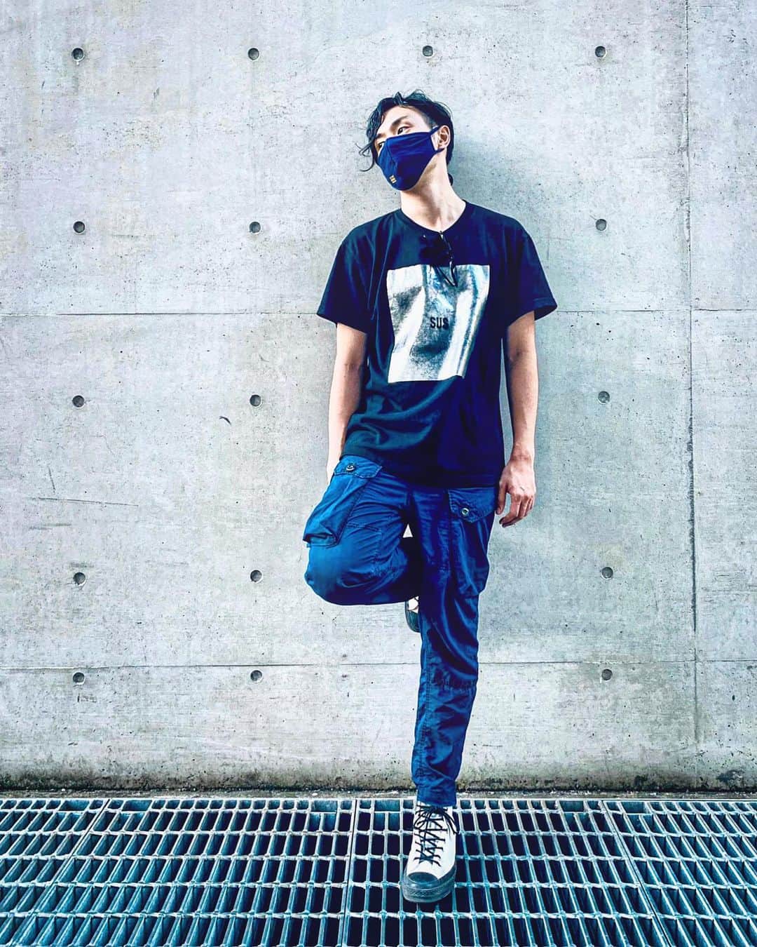 𝐑𝐄𝐀𝐓𝐌𝐎のインスタグラム：「Thank you @gstarraw_jp for giving me an amazingly comfortable summer pants! I can no longer imagine my summer time without this.👖 長年にわたって大ファンのデニムブランド「G-STAR RAW」からサマーパンツをいただきました。こんなに軽く、薄くて気持ちいい生地のパンツは初めて。大の汗っかきの僕にとって、このパンツは救世主…🙏✨ 藍染めによる綺麗なブルーもすばらしい！ Pants: @gstarraw "Jungle Relaxed Tapered Cargo Pants" 📸 by @you.hiltyandbosch  special thanks to @yoko.kido Mask: G-Star RAW #gstarraw #gstar #mask #staysafe #beatbox #gstarrawjapan #HARDCOREDENIM #pr #vitaly @vitaly #StayRAWatHome #マスク #staypositive」