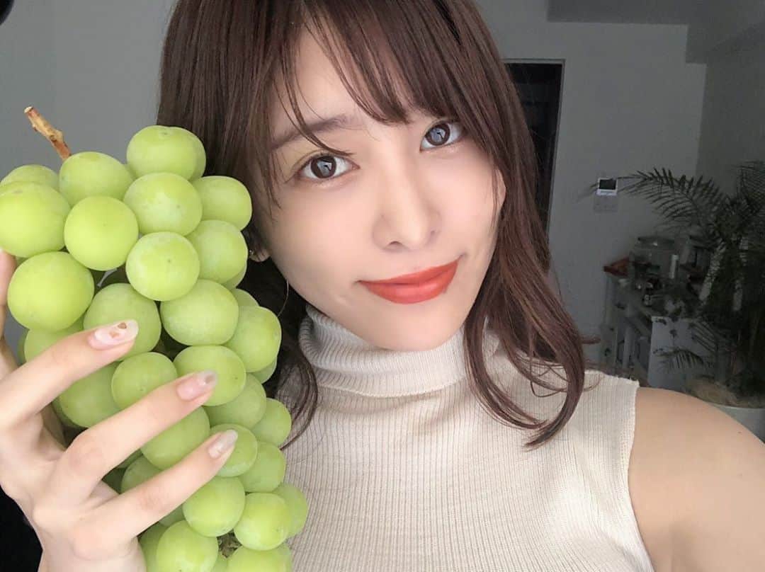のインスタグラム：「母からシャインマスカットが届いてにんまり🍇」