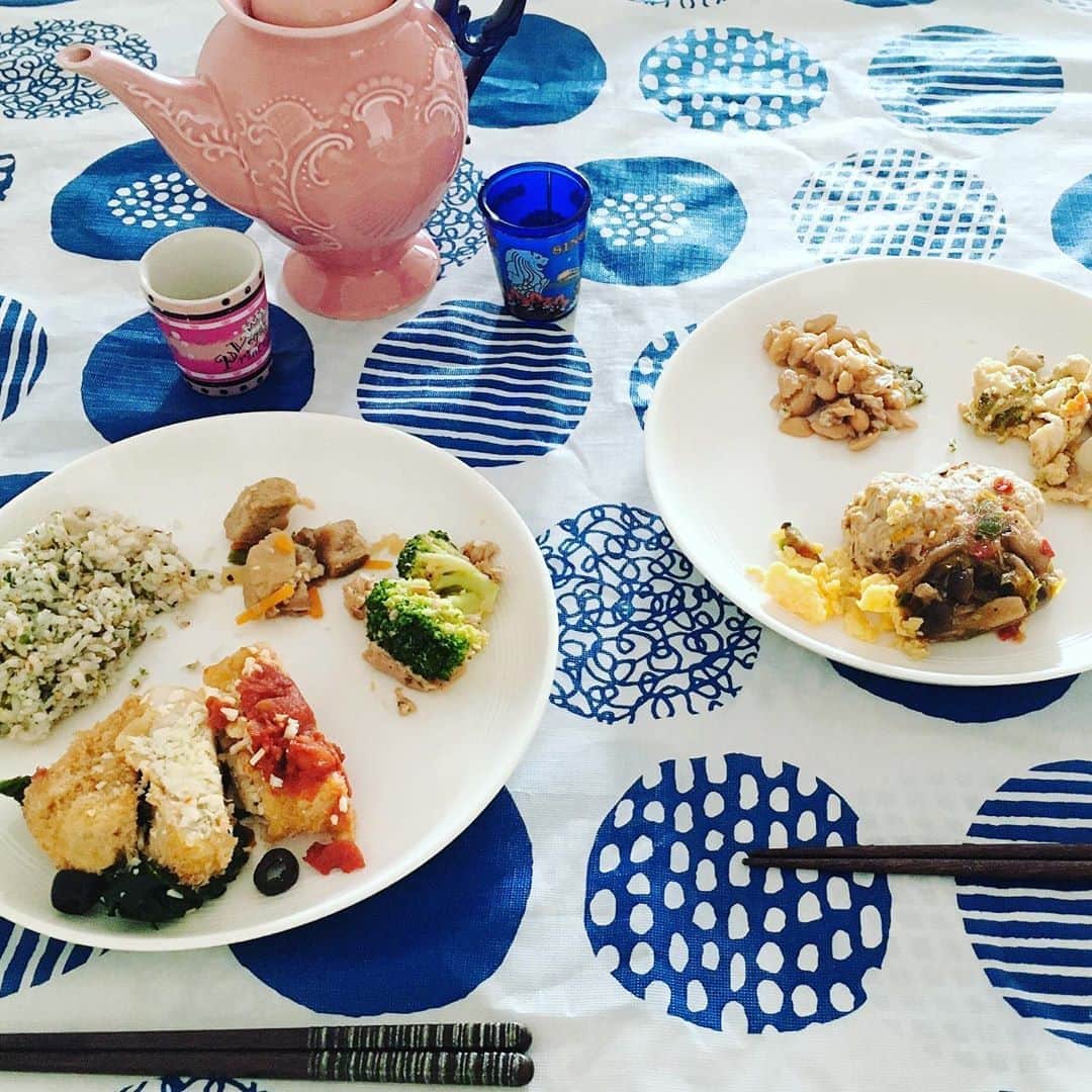 葵さんのインスタグラム写真 - (葵Instagram)「今夜は「FIT FOOD HOME 」のお惣菜を利用しました❣️ @fitfood_home 安心安全なお惣菜を家庭向けに提供しています。  働くママ・共働き夫婦・介護等、毎日忙しいけど食べることは大切にしたい、大切な人に美味しく健康的なものを食べてもらいたい、そんな方々へほんの少し” ゆとり” を持って頂きたいという想いが溢れています。  https://store.tavenal.com/  8月あら加治ひとみさんがイメージキャラクターとして就任しています。 @kaji_26  ◎無添加で冷凍のまま届くので、食べるときに解凍して温めるだけ^ ^  今回のは毎月数量限定のおためしセットです。 おかずプレートが2個、サプリごはんが2個で1480円（税抜）という大変お得なセットですよ！！  中身は、ケージャン風スパイシーハンバーグと、ミラノ風カツレツトマト、もち麦玄米ご飯、もち麦枝豆ご飯です。 手作りな味がとても美味しくて、準備も楽でありがたかったです！  3種類のおかずが入った 【おかずプレート】 無農薬米を使った栄養たっぷりの 【サプリごはん】 美味しく健康的に痩せたい方の 【ダイエットミール】 女性にピッタリな栄養が詰まった 【ママミール】 などあります。 ぜひみなさんも利用してみてね⭐︎  #fitfoodhome#tavenal#スパイシーハンバーグ #トマトカツレツ#時短#無添加#安心安全  #もち麦玄米ご飯#もち麦枝豆ご飯#介護食 #ワンプレート#おうち時間#おうちで過ごす #おうちご飯 #おかずプレート#サプリごはん#ママミール#ダイエットミール#おためしセット#pr」8月26日 20時49分 - dolphin_coconut