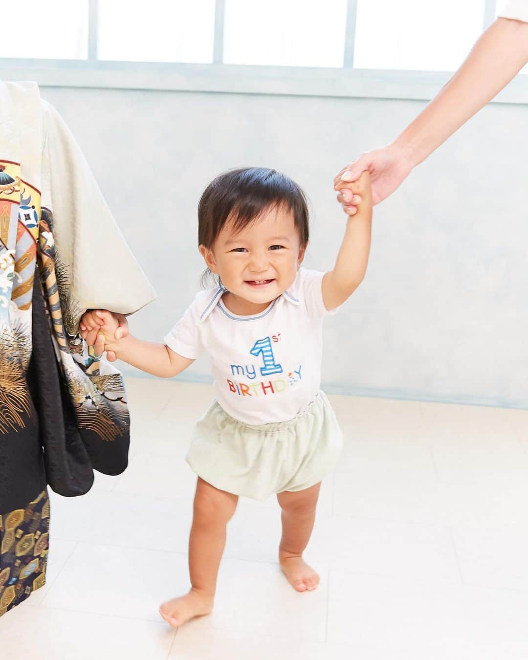 加藤怜のインスタグラム：「. 下の子の １歳の記念も一緒に🙂♡ . あんなに泣いてたのに ニコニコな写真いつの間にいっぱい撮ってくれたんだろう😳って感じ🙃 . #歩き回りたいお年頃  #1歳記念写真  #たまひよの写真スタジオ #たまひよ写真館 #たまひよ写真館二子玉川店」