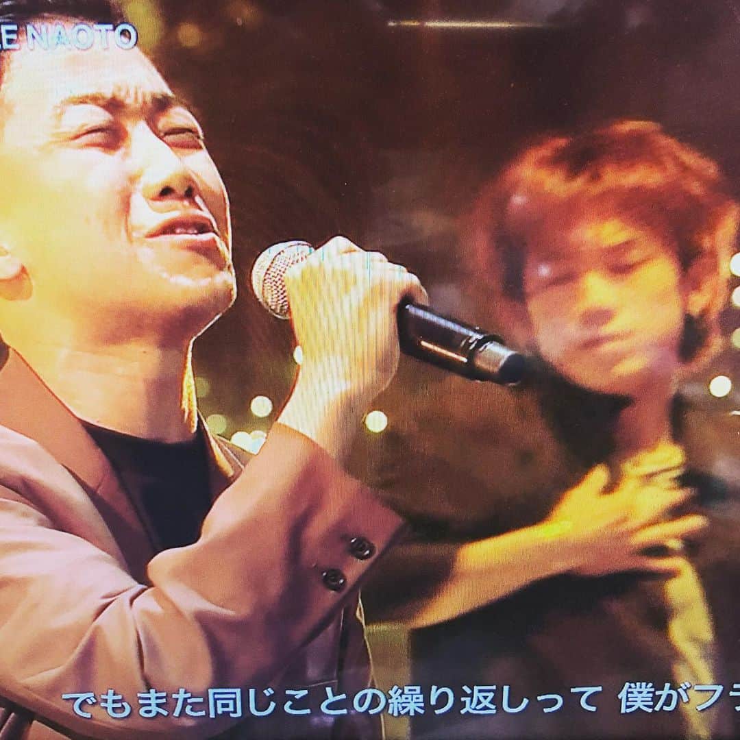 オカノアキラのインスタグラム：「たまたまついてたFNS歌謡祭見てたら瑛人さんという今旬な人が歌ってたんですが横でEXILEの人が踊っているのを見て完全に自分がLIVE歌ってた時のボクとテクチャンの構図そのままだった。またパクられたなと思いつつ何年も前を行き過ぎている自分にも恨めしく思うコロナ禍であった。」