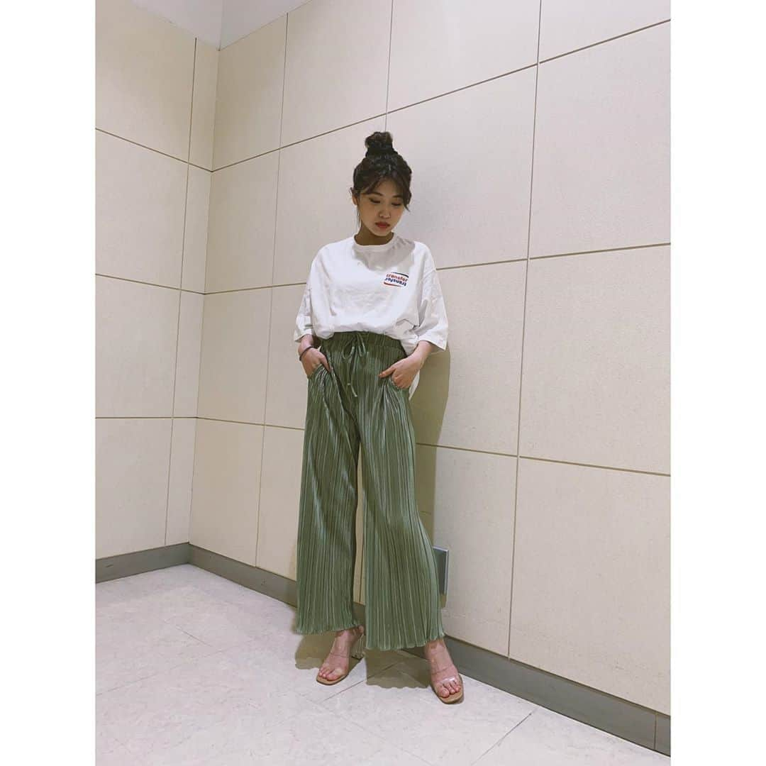 古田愛理さんのインスタグラム写真 - (古田愛理Instagram)「Tシャツで合わせてもラフで可愛いし﻿ なんでも合う有能パンツ🍁﻿ ﻿ ﻿ #gu_for_all ﻿ #GUstyle﻿ #gupr﻿ #プリーツパンツ﻿ #ランダムプリーツドローストリングパンツ﻿」8月26日 20時54分 - airi_furuta