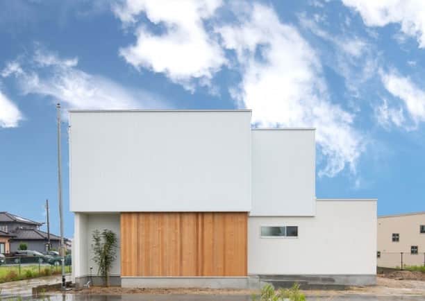 お家の守り神 イエティさんのインスタグラム写真 - (お家の守り神 イエティInstagram)「こんにちは、施工事例を発信。今回は #金沢市 の【#家元 】さんです。(@iemoto_kanazawa_toyama)  田園風景と異素材を組み合わせた家 真っ白な美術館のような家をコンセプトに、外壁には４つの素材を使用。 リビングの大開口と大きな吹き抜けで余裕のある暮らし  #マイホーム計画中の人と繋がりたい #新築マイホーム #住宅デザイン #マイホーム建築中の人と繋がりたい #新築住宅 #新築注文住宅 #木のぬくもり #シンプルに暮らす #マイホーム作り #マイホーム計画開始 #新築一戸建 #木目 #新築一戸建て住宅 #住宅外観 #住宅会社 #石川県住宅実例 #暮らしの工夫 #豊かに暮らす #マイホームデザイン #マイホーム外観 #新築外観 #石川住宅 #新築完成 #木の暮らし #自由設計住宅 #田舎暮らしの楽しみ #新築デザイン #イエタッタ」8月26日 21時02分 - ietatta_ishikawa