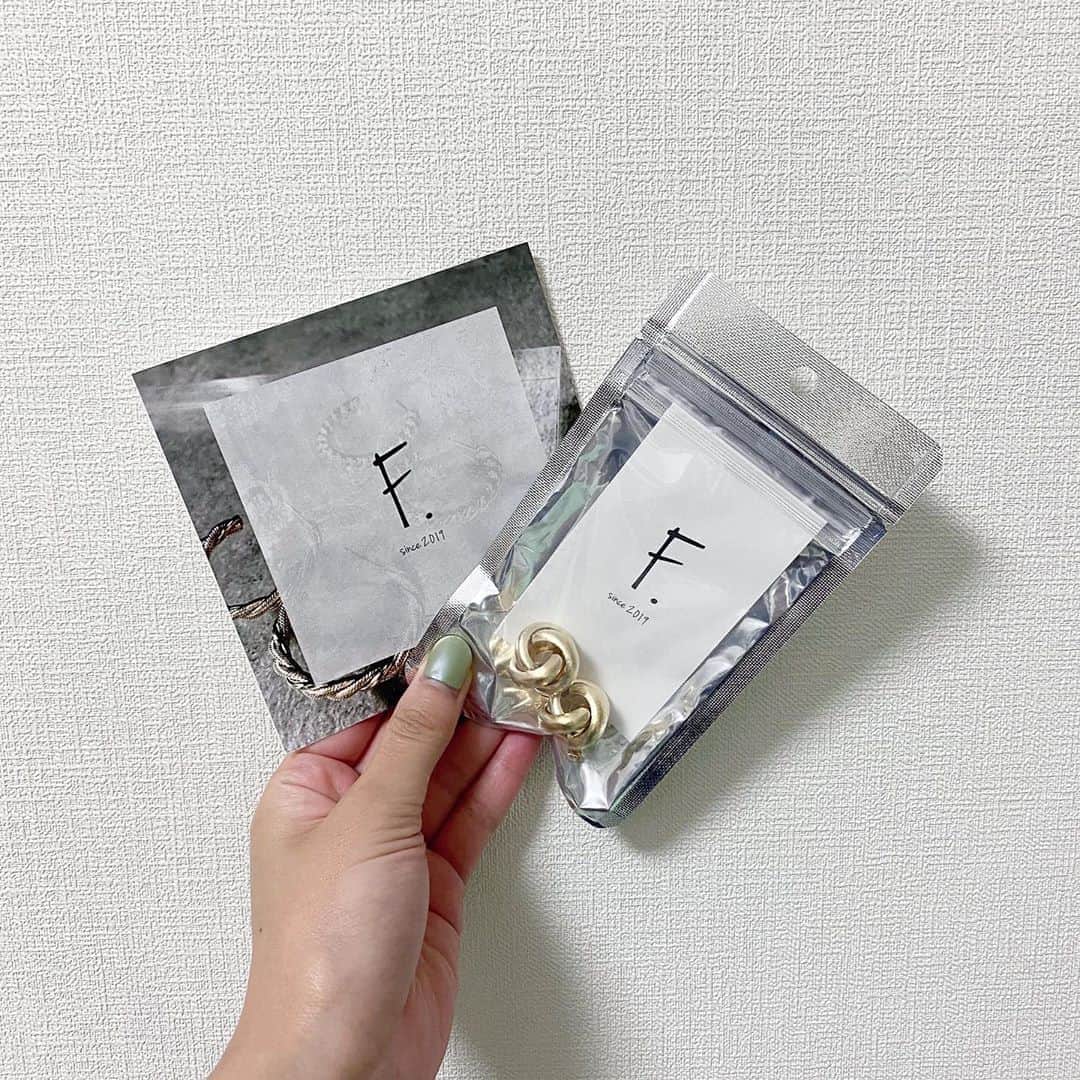 のインスタグラム：「.  仕事帰りに可愛いアクセサリー売ってるの﻿ 見つけて買ってしまった、、、🥺❤️﻿ ﻿ こういうピアス欲しかった〜〜❤︎﻿ ﻿ ﻿ ﻿ ﻿ #ピアス #pierce #アクセサリー #accessory #ゴールドアクセサリー #ゴールドピアス」