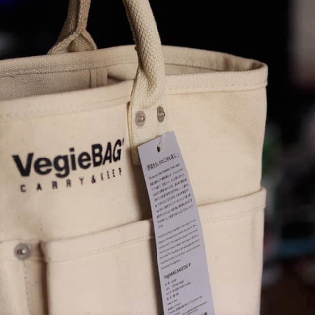 Otto Japan(オットージャパン) さんのインスタグラム写真 - (Otto Japan(オットージャパン) Instagram)「野菜をおしゃれに保存する♪持ち運びもできるエコバッグ - - - - - - - - - - - - - - - - ★スタッフのおすすめ商品  エコバッグにも、買った野菜の保存にも使える VegieBAG（ベジバッグ）が一つあると、 お買い物から帰ってきたら、ポンっと置くだけで なんだかおしゃれなキッチンに見えるから不思議。  ナチュラルな色のバッグなので、どんなキッチンにも しっくりと馴染んでくれて、インテリアの邪魔に ならないのもうれしいポイントなんです。  バッグには、たくさんのポケットがついていて 収納力もバッチリ。整理もしやすいんです。  荷物を入れやすく、出しやすい作りになっていて マチもたっぷりと取られているから、バッグだけで しっかりと自立してくれます。  真上から見ると、どこに何を収納しているか 一目でわかるので、しまい忘れもなくて便利なんですよ。  毎日のお買い物にぴったりなベジバッグ、 おひとついかがですか？ - - - - - - - - - - - - - - - - ◆もっと商品について知りたい方は写真をタップ！  ================= マイモットーの商品が気になった方は「#私のマイモットー」で教えてください。 素敵な投稿は @my.motto.jp で紹介させていただきます。 ================= #VegieBAG #ベジバッグ #野菜収納 #野菜ストック #買い物バッグ #おしゃれエコバッグ #ショッピングバッグ #エコバッグ #キッチン雑貨 #キッチン雑貨大好き #生活感のない暮らし #おしゃれ収納 #部屋の片付け #暮らしを楽しむ #日々の暮らしを楽しむ #丁寧なくらし #暮らしの道具 #シンプルライフ #マイモットー #mymotto」8月26日 21時00分 - my.motto.jp