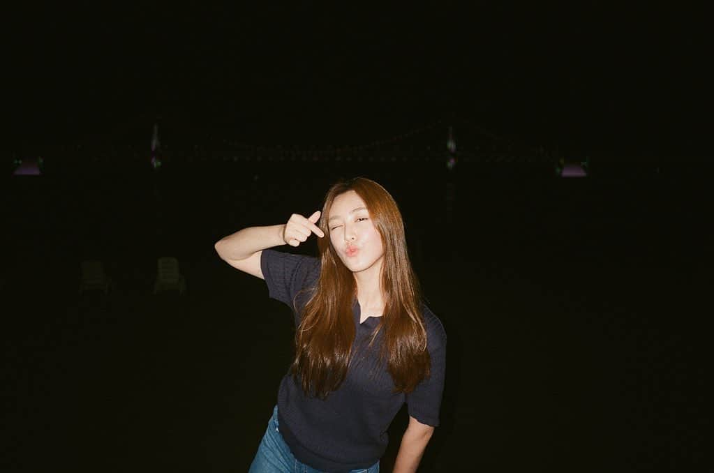 オ・ヨンギョン のインスタグラム：「생일 축하해주신 모든분들 너무 감사드립니다🧡 코로나 때문에 큰 파티는 하지 못했지만 여러분들 덕분에 행복한 생일 보냈고, 따뜻한 말들을 너무 많이 받아 마음이 너무 훈훈했던 생일이었어요 앞으로도 더 잘 살아보겠습니다 정말 감사합니다🎂 #8.25 #hbd #happybirthdaytome #🎂 #서서필름」