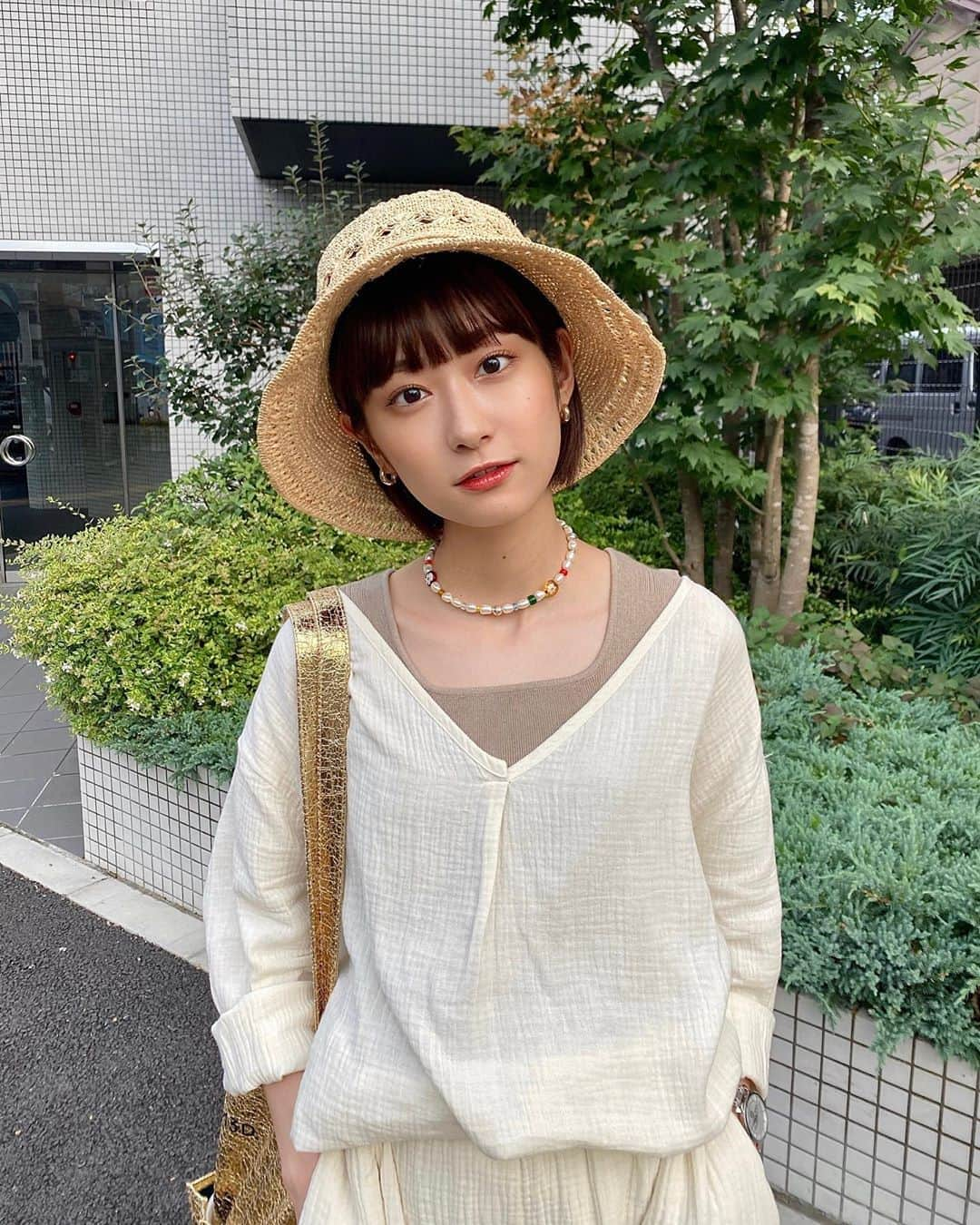 広瀬ちひろさんのインスタグラム写真 - (広瀬ちひろInstagram)「麦わら帽子が必須アイテムだ👒 ここひこセットアップ可愛いし久々にショート丈で脚出した~ 次の投稿で全身載せます！ そして最近またまつげパーマしたので調子🙆🏻‍♀️ @pooleye_omotesando @y_chiyo_ さん今回もありがとうございます‪‪❤︎‬ 生え変わりの時期で伸びかけのまつ毛たちがいるから次までのスパン短そう💭 早く伸びろー！ まつげ美容液は @majolicamajorca.official 使ってます！」8月26日 21時10分 - chi_hirose