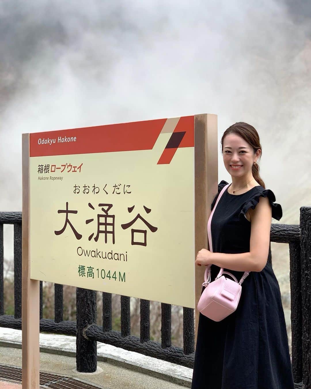 のインスタグラム：「※ First experience✨ . We took the cable car and  the rope way and went to Owakudani♨️ . 実は強羅より先に行くのははじめて😋 . まずは早雲山まで、ケーブルカーで。 そして、 大涌谷まではロープウェイで。 . もくもくと立ち昇る煙と、ごおぉぉぉ〜と言う音が 迫力ありました。 . 茹で卵が苦手なので、黒玉子はパス😋 . . #hakone #箱根 #箱根登山電車 #箱根登山ケーブルカー #強羅 #gora #travelmio」