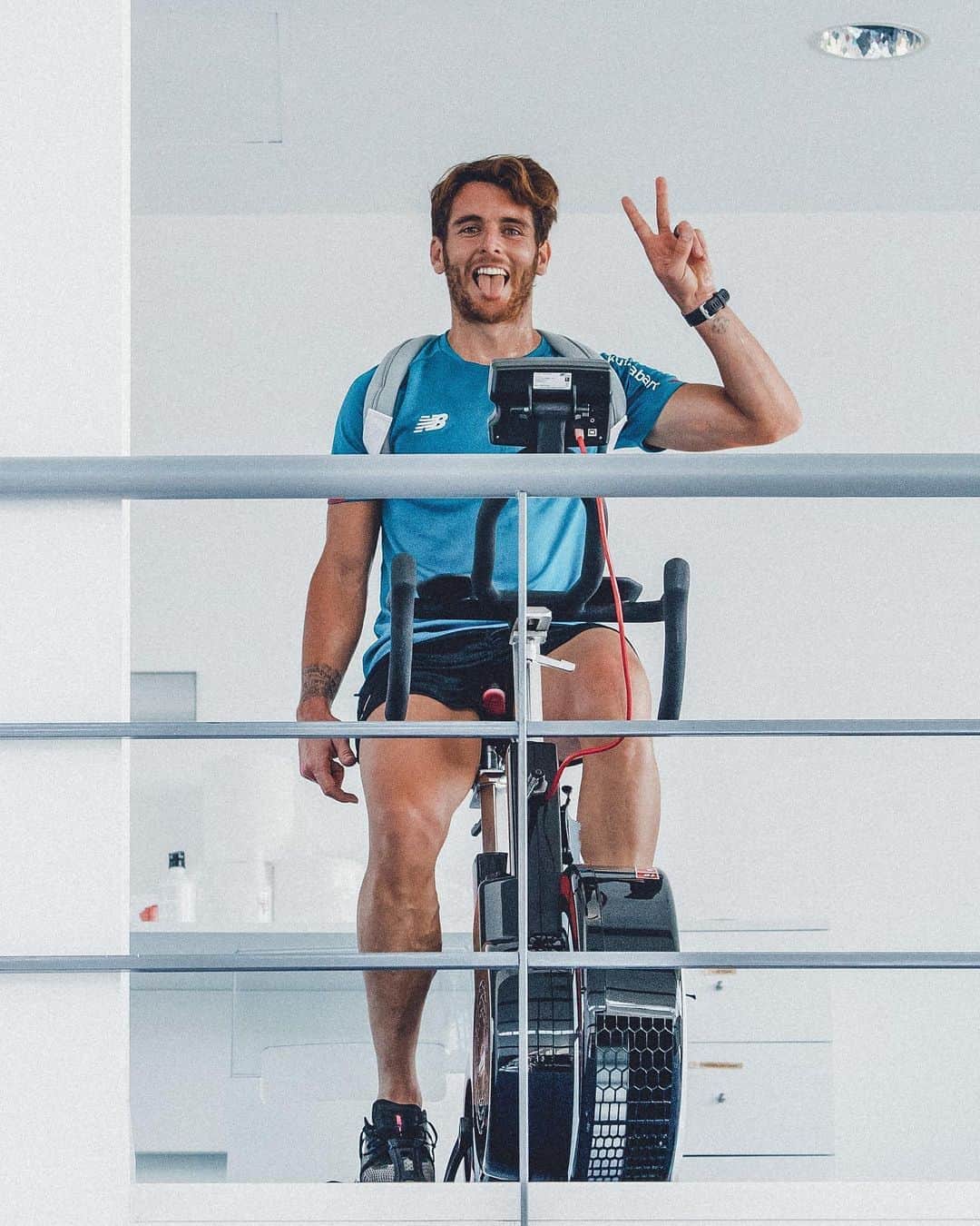 イバイ・ゴメスのインスタグラム：「🚑 Hoy, una semana, 7 días menos 🚲💪🏼」