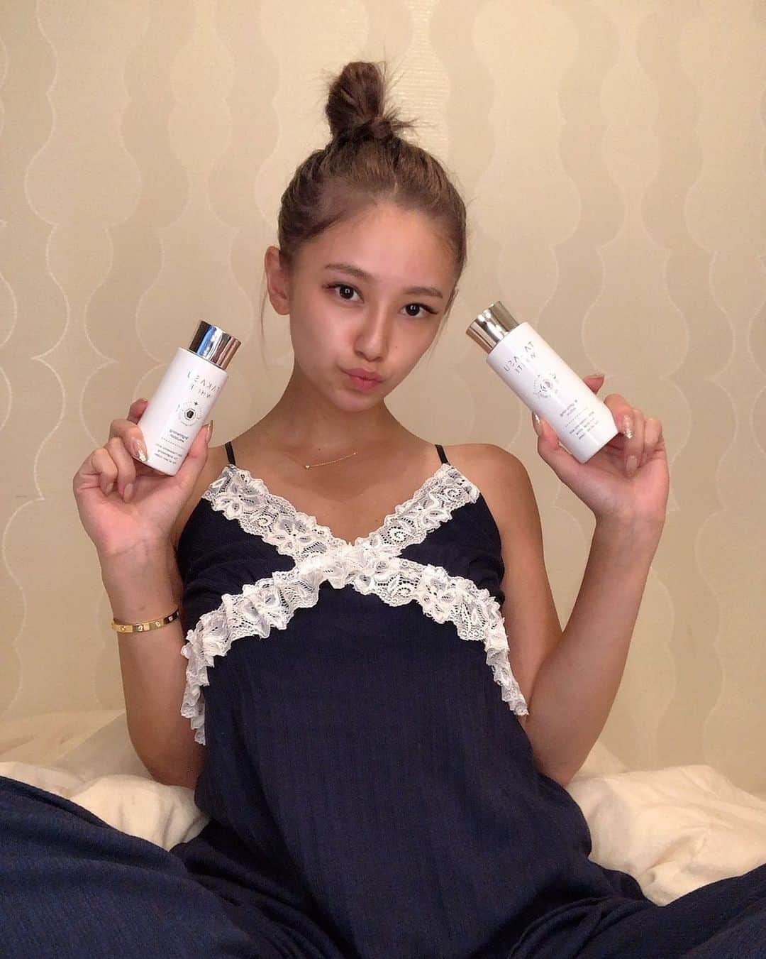 椿彩加のインスタグラム：「. この歳になるとシミかなり気になるけど 連日のゴルフで⛳️ 顔にかなりの紫外線当たってるはずだから 美白ケアできる基礎化粧品に変えたのっ✨  敏感肌でも使えるから ピリつきもなくて ベタベタしないから1年中使えるよ💓  #美白 #美白ケア #美白美容液 #タカスホワイト」