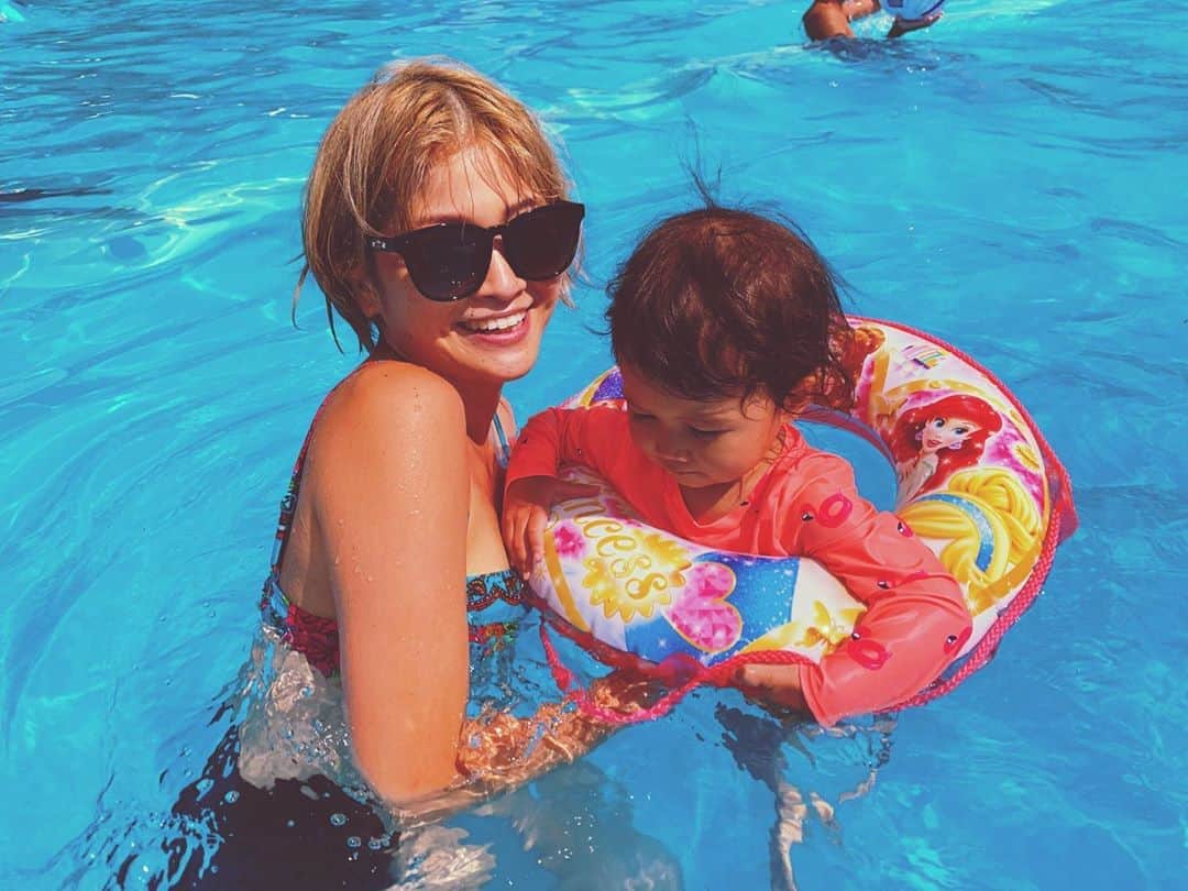 のインスタグラム：「👙🌻🌈 腕だけやたら黒くなりがち🤙🏾 厳しい残暑が続いてるけど、日が落ちるのが早くなり、少しづつ涼しくなってきて、あ〜夏が終わるって切ない気持ちになっちゃう。 ・ 例年とは違う夏。 皆さんは楽しめましたか？🌞 残り少ない夏をいつもと違う夏を最後まで楽しもう。 #lovemyfamily #familyday #としまえん #武末家」