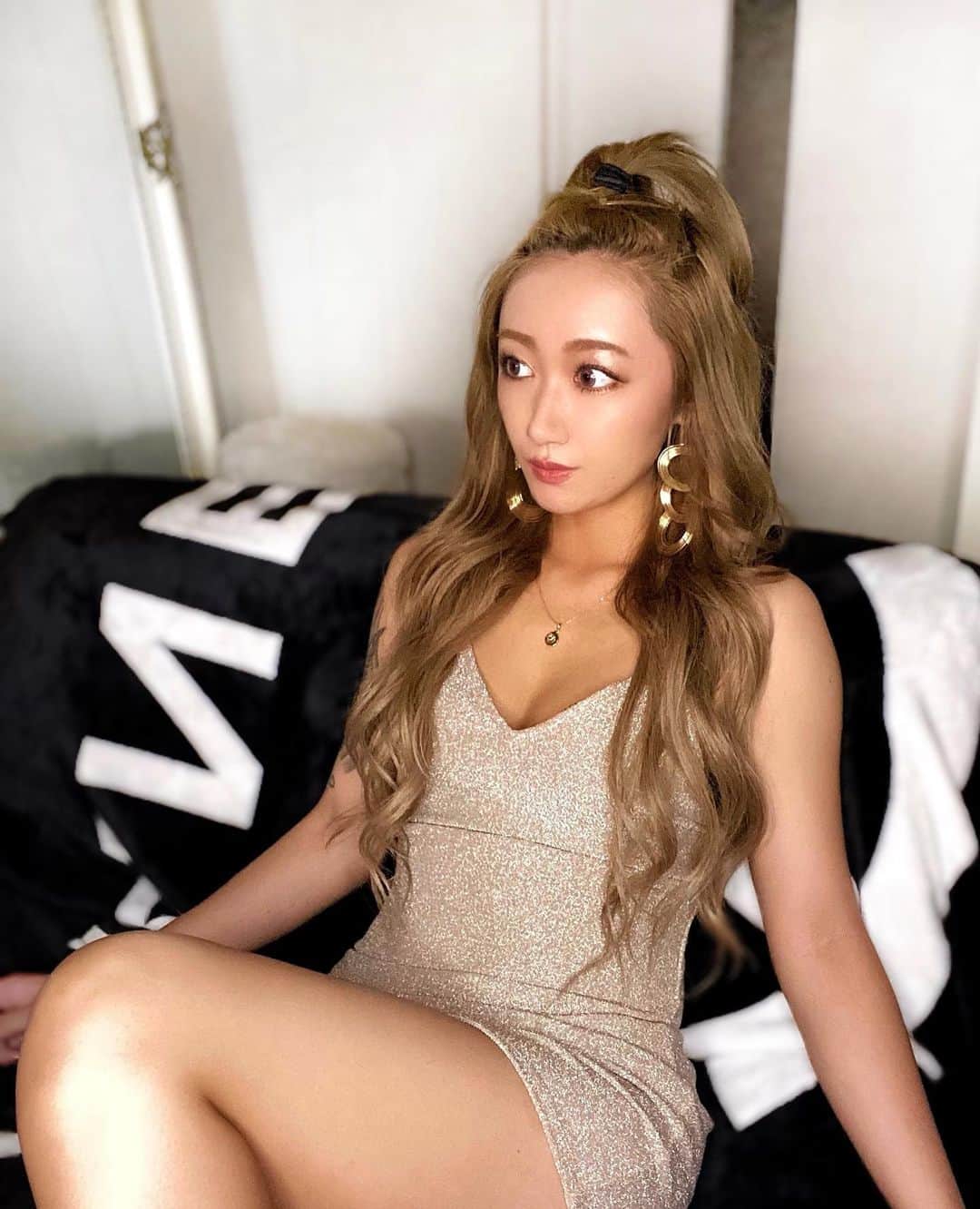 のインスタグラム：「色んなものを買い換えて マイルームが快適になった🥰 . んで今日は友達が遊びに 来てくれて、映画鑑賞📺💕 映画(Netflix)のオススメありますか？ . #マイルーム #お部屋 #映画 #netflix」