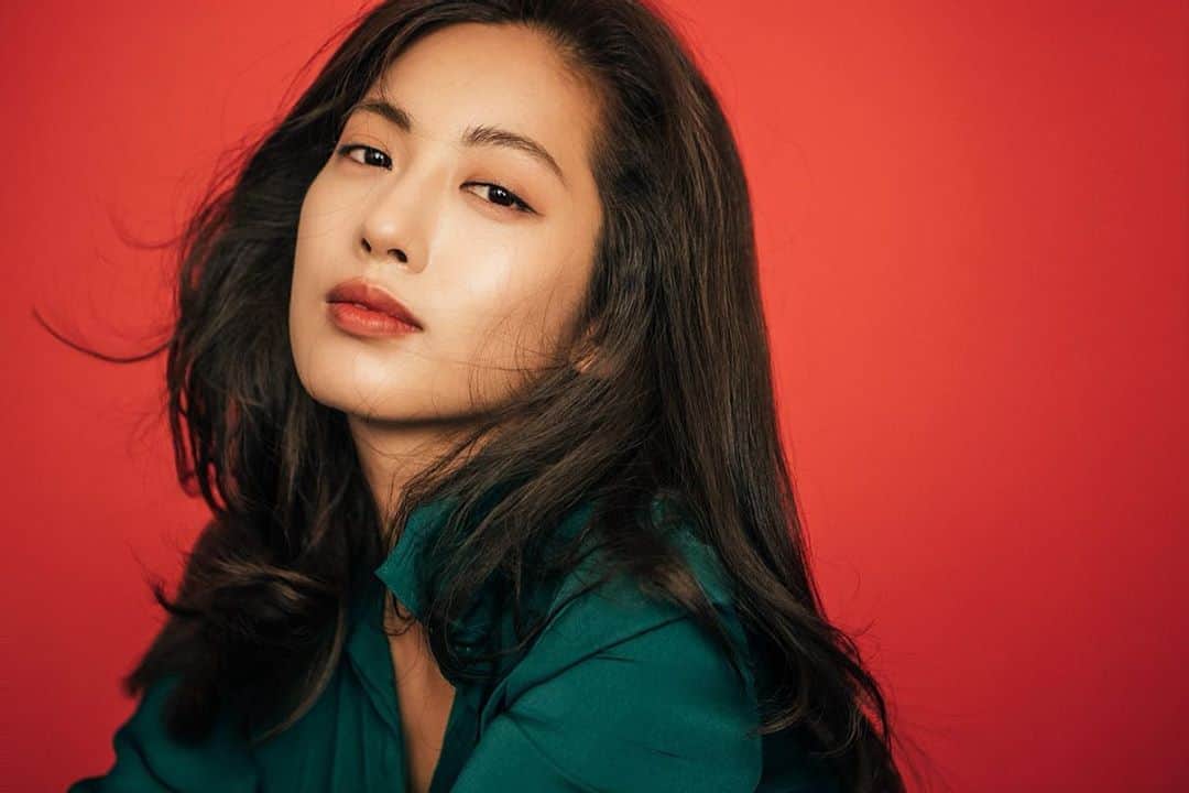 パン・ソヨンのインスタグラム：「. Green in Red    다들 조금씩 변하지만 또 항상 그대로고  나도 여전하지만  세상을 바라보는 방법이 조금씩 달라지는 것 같다   항상 새롭게 그리고 여전히 그대로인  @biascutphotography 오빠와 급 작업 . 행복하다 .  @biascutphotography  @biascut_official」