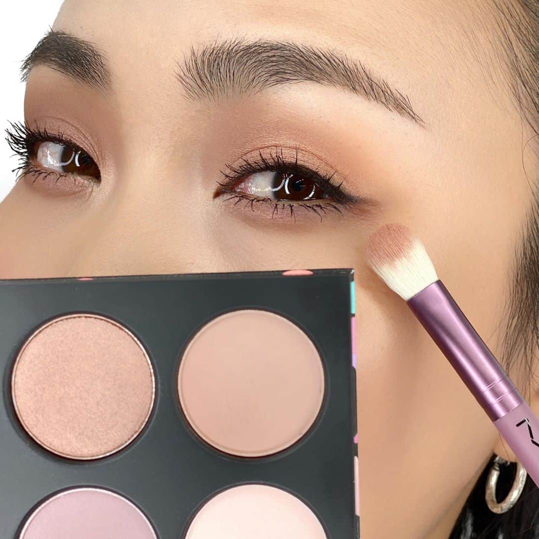 M∙A∙C Cosmetics Japanのインスタグラム：「【公式オンライン先行発売】 ウォームトーンとクールトーンで選べるアイキットから、クールをセレクト✨  ㅤ 使いやすいだけでなく、つける人の本質的な美しさを映し出すクールなベージュトーン。まぶたに陰影を仕込み、凜とした印象に💎 #MACHauteGossip #MACオートゴシップ ㅤ ■使用製品 アイ キット： クール（税込9,350円） ＜キット内容＞ ・スモール アイシャドウ8色パレット ・テクナコール グラフブラック: リッチ ブラック(アイライナー) ・イン エクストリーム ディメンション 3D ブラック ラッシュ(マスカラ)  ㅤ その他のコレクション製品は @maccosmeticsjapan のIGTV／ストーリーズのハイライトからご覧いただけます👆 ㅤ *8月29日（土）全国発売 【公式オンラインショップ限定特典】 ☑︎初回ご購入のお客様へ10% OFFクーポンをプレゼント （クーポンコードwelcome） ㅤ #MACCosmeticsJapan #MACCosmetics #MAC #MACコスメ #マックコスメ #コスメ #コスメレポ #化粧品 #デパコス #コスメ部 #コスメマニア #メイク好き#メイク道具#美容大好き#美容好き#メイクプロセス#トレンドメイク#夏メイク#メイクテク#アイメイク#アイシャドウ#アイシャドウパレット#グラデーション#一重メイク」
