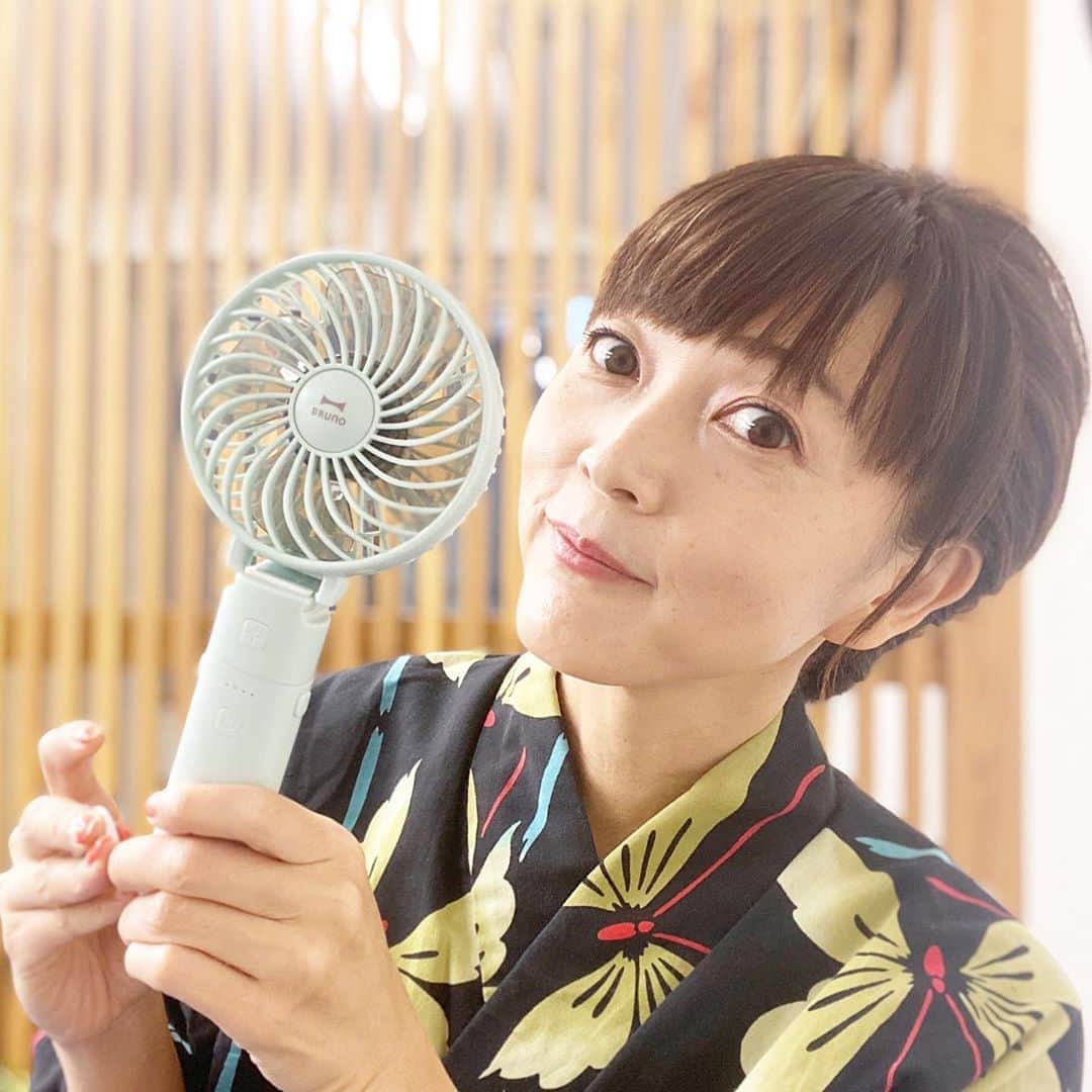 のインスタグラム：「今年は、浴衣にうちわならぬミニ扇風機！？ こちらは、モバイルバッテリーとしても使用可能で 手持ち・卓上兼用タイプ  #brunoポータブルミニファン #ポータブルミニファン #ミニ扇風機  #引き寄せ #上機嫌 #いい気分 #今幸せでいよう #今を楽しむ」