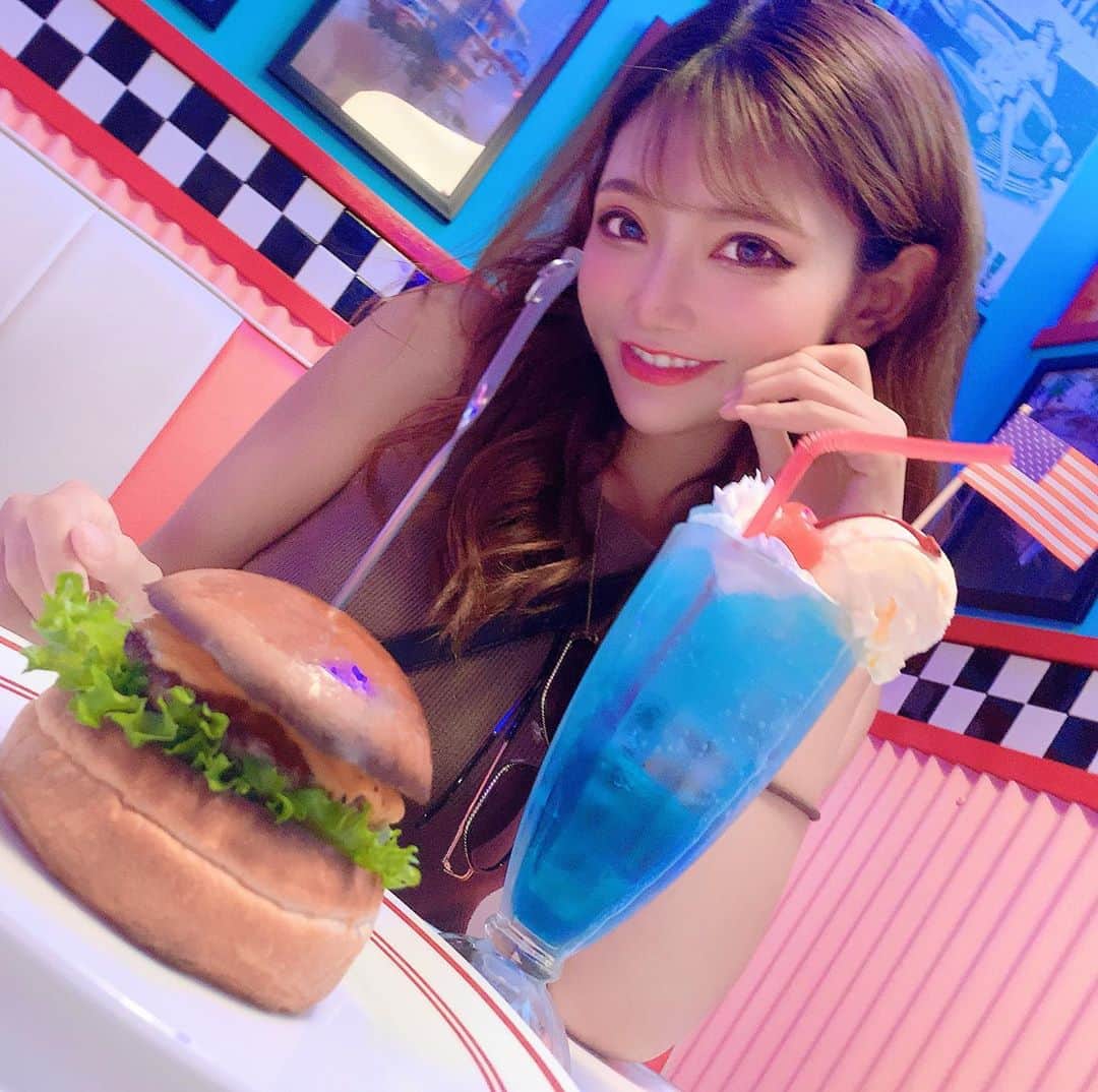 AYAさんのインスタグラム写真 - (AYAInstagram)「🤍🇺🇸🍟𝖍𝖆𝖒𝖇𝖚𝖗𝖌𝖊𝖗🍔🇺🇸🤍﻿ ﻿ ﻿ ﻿ ﻿ アメリカン🇺🇸なお店ラブ💖💖💖﻿ ﻿ ﻿ ﻿ ﻿ ﻿ ﻿ ﻿ #夏休み#夏#hamburger#アメリカン﻿ #インスタ映え#りんくうビーチ﻿ #キャバ嬢#ラウンジ#クラブ#ホステス﻿ #キャバクラ#シンプルドレス#水商売﻿ #飲み屋#名古屋#錦#錦3#東京#歌舞伎町﻿ #六本木#銀座#新宿#札幌#すすきの#北新地﻿ #大阪#ミナミ#中洲#祇園#ギャル」8月26日 21時17分 - _aya.x.26_