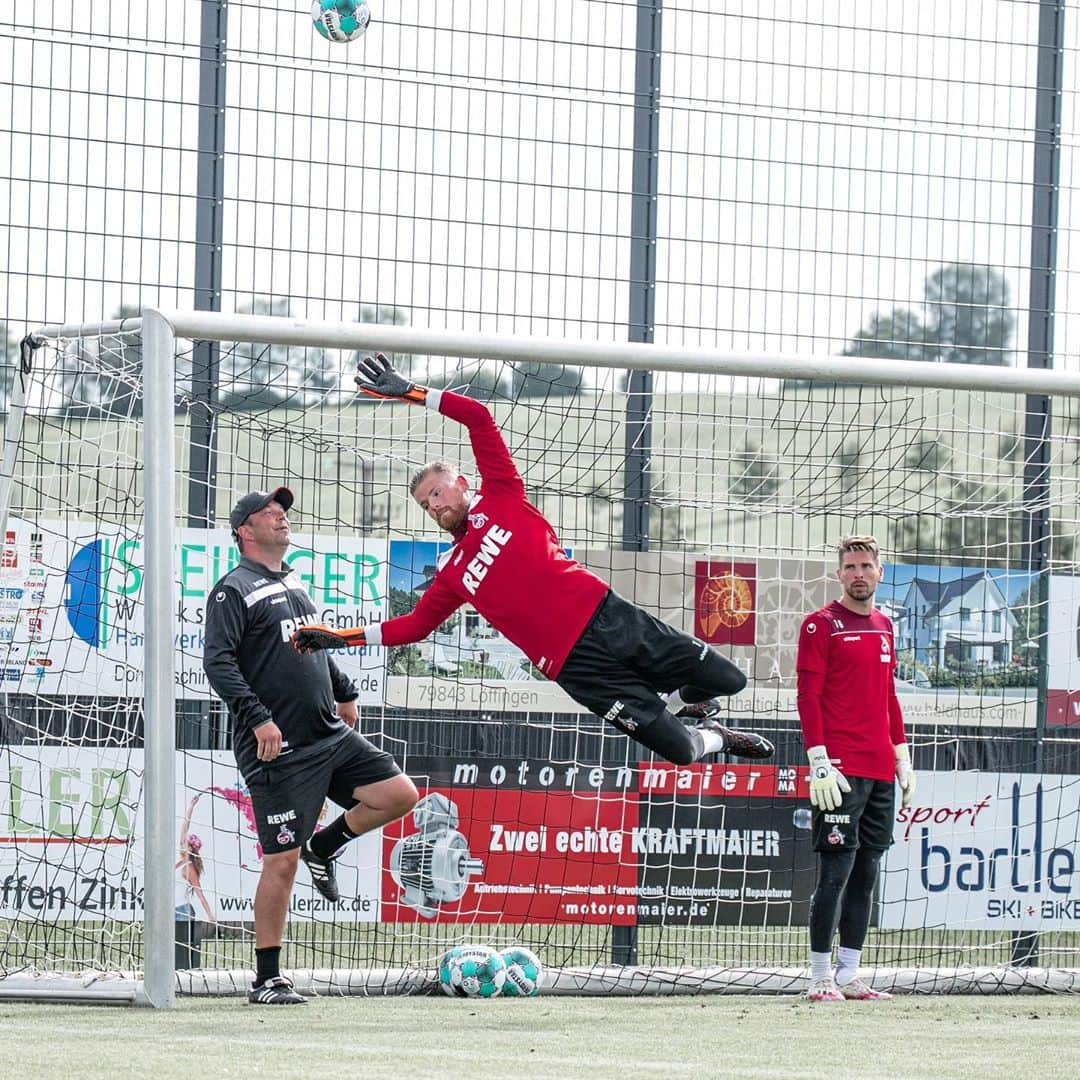 ティモ・ホルンのインスタグラム：「🧤⚽️」