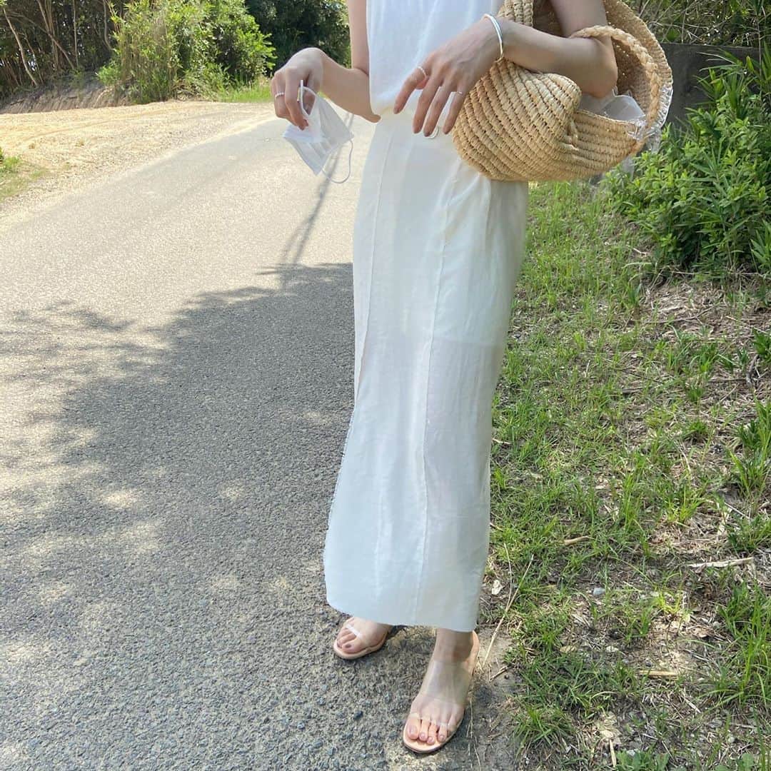 i am aiのインスタグラム：「🦢🌿 ㅤㅤㅤㅤㅤㅤㅤㅤㅤㅤㅤㅤㅤ あつくて手がおばけ! 袖なしばかりの毎日ですな、」