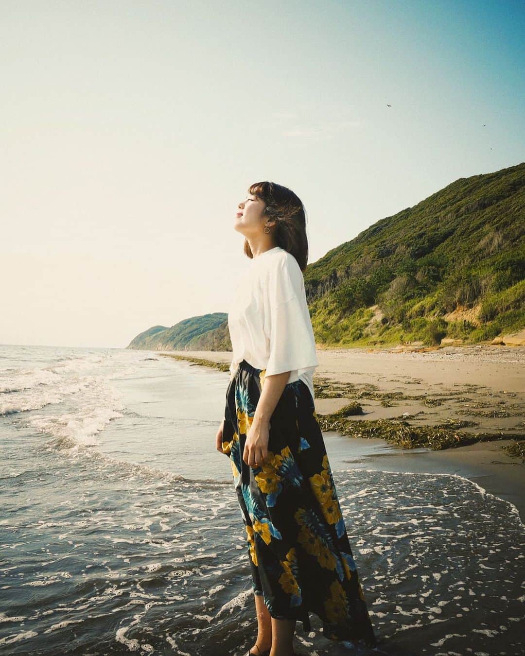 金野美穂のインスタグラム：「夏の匂い  夏の音  夏の冷たさ  夏の暑さも好きになれたらなぁ  今年は暑さだけが悪目立ちしている  #夏#summer #photography #photo #sea#sky#wave#beach#barbecue #phos_japan」