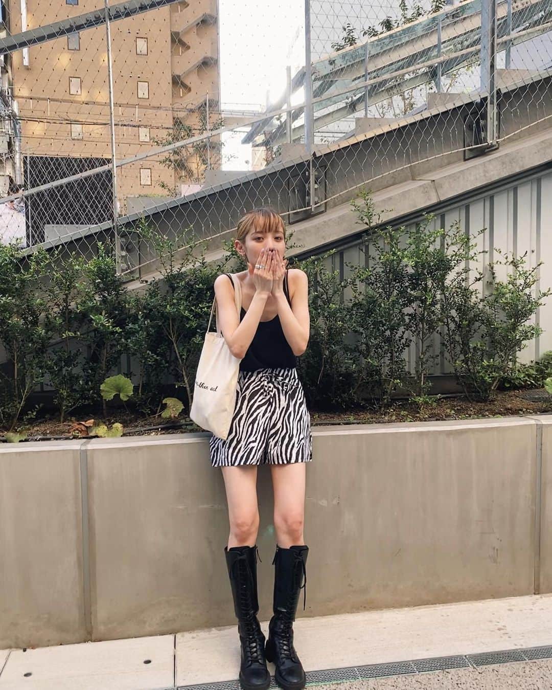 のインスタグラム：「届いてすぐ履いた🦓🌼 . #stylenanda」