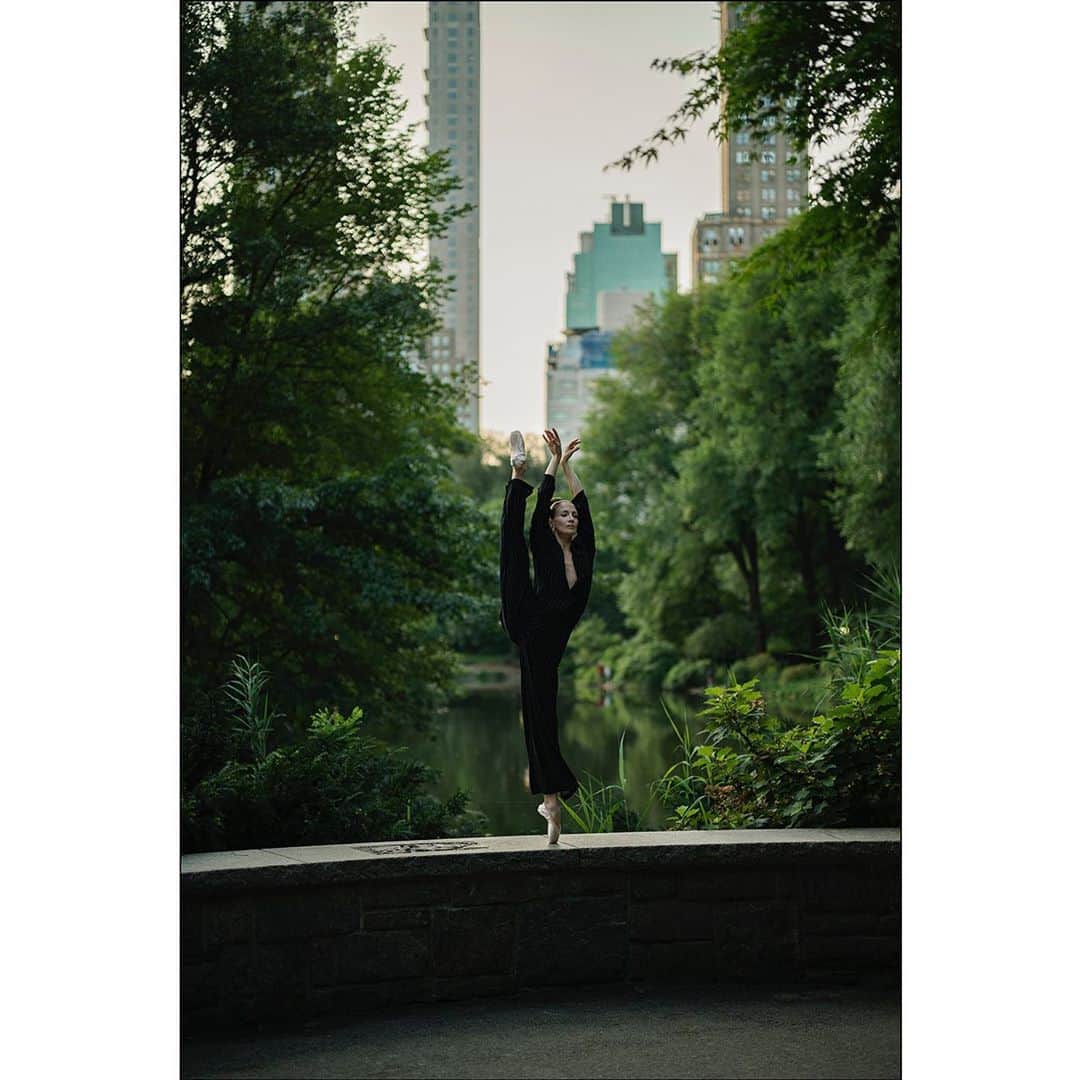 ballerina projectさんのインスタグラム写真 - (ballerina projectInstagram)「𝗟𝗮𝘂𝗿𝗲𝗻 𝗖𝘂𝘁𝗵𝗯𝗲𝗿𝘁𝘀𝗼𝗻 in Central Park. #ballerina - @londonballerina #centralpark #newyorkcity #ballerinaproject #ballerinaproject_ #ballet #dance #pointe #laurencuthbertson   𝗕𝗮𝗹𝗹𝗲𝗿𝗶𝗻𝗮 𝗣𝗿𝗼𝗷𝗲𝗰𝘁 𝗯𝗼𝗼𝗸 is now in stock. Go to @ballerinaprojectbook for link.」8月26日 21時36分 - ballerinaproject_