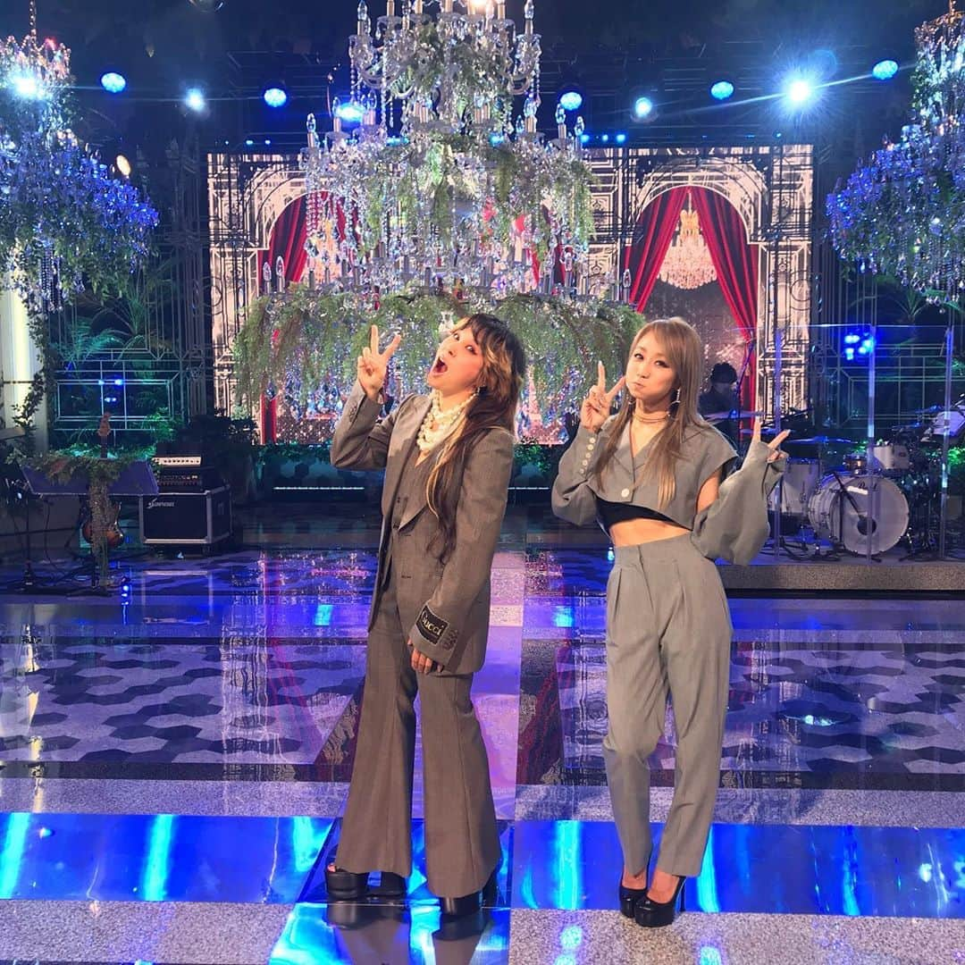 AIさんのインスタグラム写真 - (AIInstagram)「なんか泣けてきました😭😭😭今夜の #FNS歌謡祭 ありがとう @kodakumi_official 💚💙💛  @fns_kayosai   #倖田來未 #AI #愛のうた #Story」8月26日 21時29分 - officialai