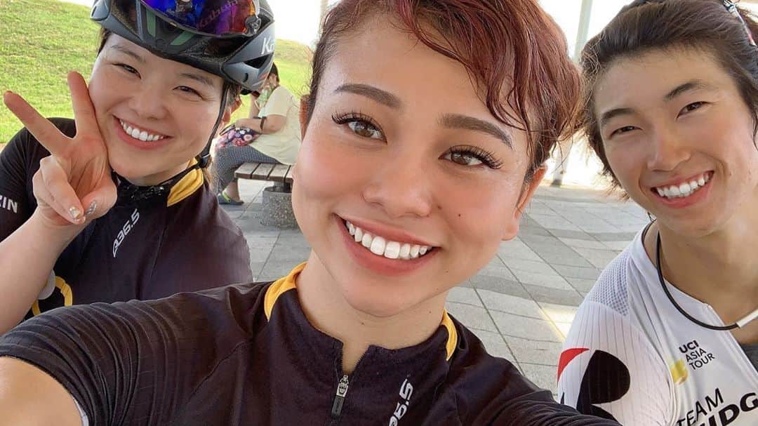 のインスタグラム：「こんばんは🌙*.｡★*ﾟ﻿ 毎日、ハチャメチャに暑い日が続いています。﻿ コロナに熱中症にと体調管理が大事な日々です。﻿ ﻿ 最近はSNSの更新頻度が少し下がり気味ですが、リアルは充実しています。﻿ 現実から目をそらさずに生活中！﻿ 苦手なものは得意な人達の力を借りてみたり、楽しんでやってみるのもいいですよね٩(*´︶`*)۶﻿ ﻿ インスタ映えを狙った写真ばかり投稿しているけど、たまにはこういうオフショットもいいんじゃないかと思ってあげてみました😆📸﻿ ﻿ 9月の松阪に向けて、まだまだ暑いけど﻿ 頑張ろう👍👘🌸🇯🇵﻿ ﻿ ﻿ #teambridgestonecycling﻿ #teambridgestone﻿ #hpcjc﻿ #roadbike #ロードバイク #ロードバイク女子 #training #トレーニング女子#自転車女子 #自転車  #競輪選手 #ガールズケイリン #筋トレ女子 #筋肉女子」
