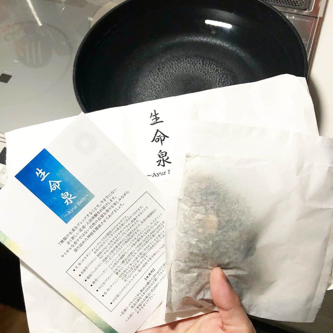 秋定麻紀子のインスタグラム：「さあ煮込みます。 ひたすらぐつぐつと煮込みます。 30〜40分位は煮込みます。 生薬の成分をたっぷり出してから足湯します。  最近コレないと膝下が辛い。。 寒暖差に弱いんです私。 とくに冷房が苦手なんですけど今年の夏は避けては通れません。  首から頭にかけて重くなり、膝下がまあ重いしダルい。  生命泉でパワーチャージ。 かなり助けられています。  これ浸かった後、首から頭がスコーン！と軽くなり、とにかく脚が軽い。  翌日は植物達の鉢に生命泉をかけてあげます。 栄養たっぷり。 有り難く自然に戻します。  全てがこういったサイクルで回れば地球も喜ぶんだろうな。  さあ今回の入荷で最後になる生命泉。 次は秋冬用を作成中。 お楽しみ。 @enishilanka  @i_love_kampo  #生命泉 #足湯 #生薬浴剤 #アーユルヴェーダ #漢方 #東洋医学」