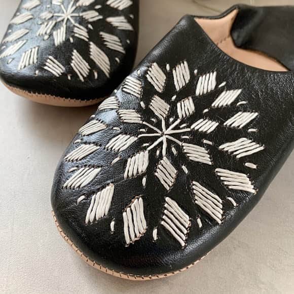 nocotoさんのインスタグラム写真 - (nocotoInstagram)「キレイですよね〜この刺繍。モロッコバブーシュは日本でもたくさん流通していますが、このタイプの刺繍は見た事なくて。セレクトしました。  ペットの毛が付きにくいので重宝しますよ。この刺繍、映えそうだしにゃんこがちょいちょいしたがりそうですよね😆  #バブーシュ #モロッコ #morroco」8月26日 21時32分 - nocoto_store