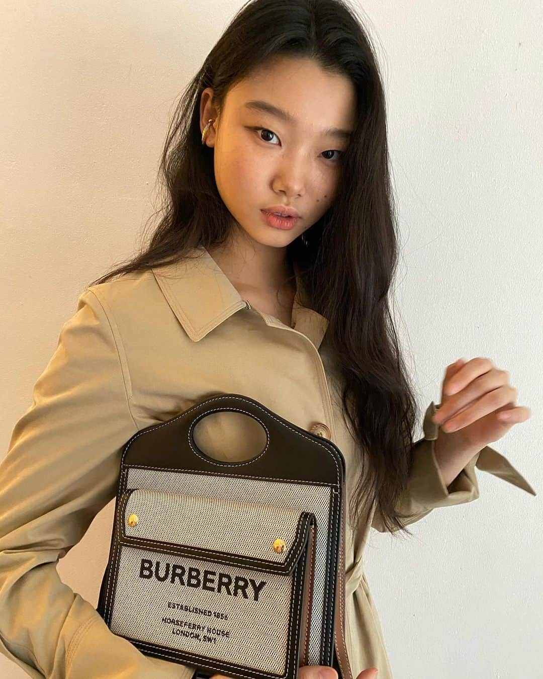 ペ・ユニョンさんのインスタグラム写真 - (ペ・ユニョンInstagram)「The Pocket Bag on my hands 💼 #유가광고 #ThePocketBag #Burberry」8月26日 21時33分 - mulan_bae