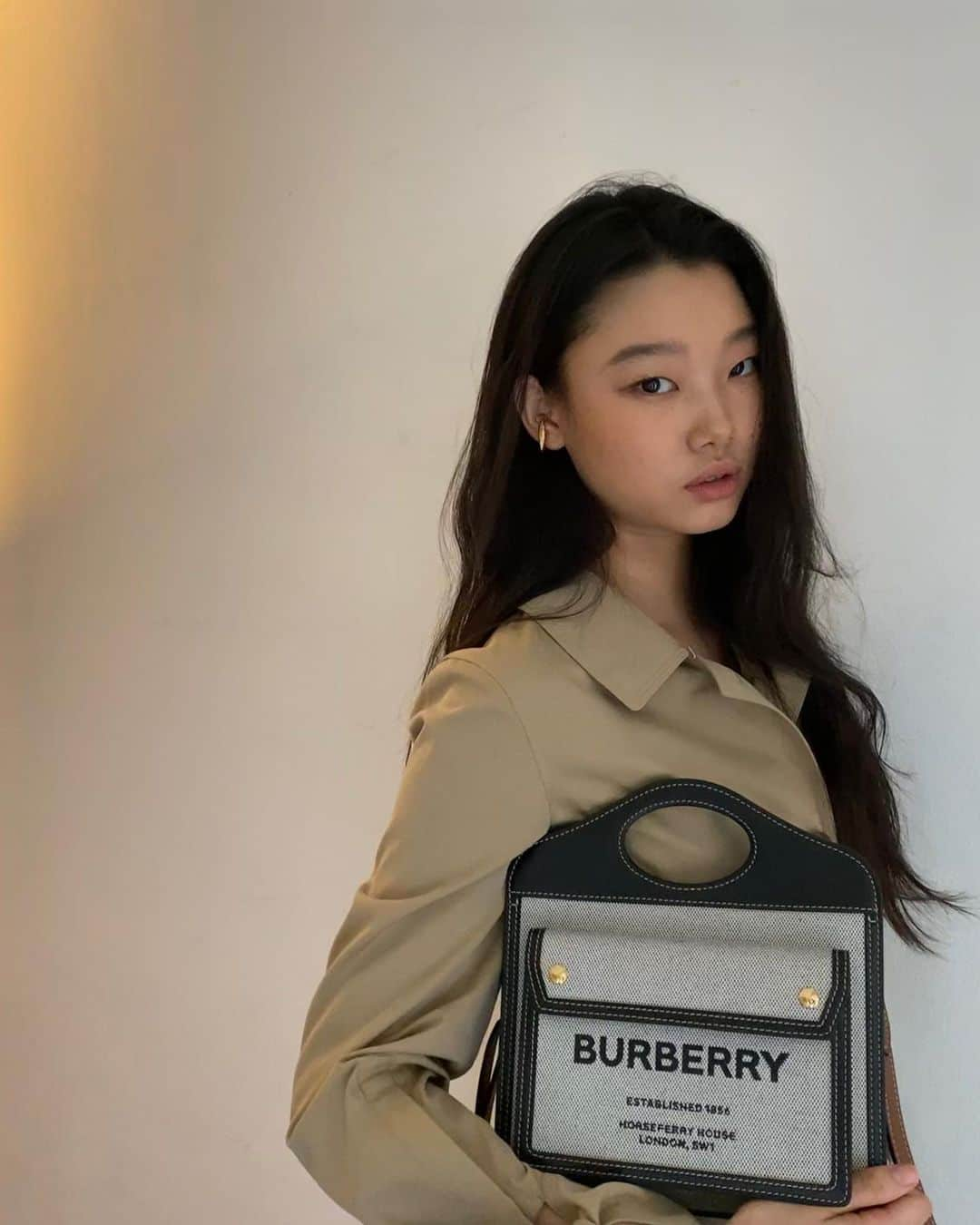 ペ・ユニョンさんのインスタグラム写真 - (ペ・ユニョンInstagram)「The Pocket Bag on my hands 💼 #유가광고 #ThePocketBag #Burberry」8月26日 21時33分 - mulan_bae