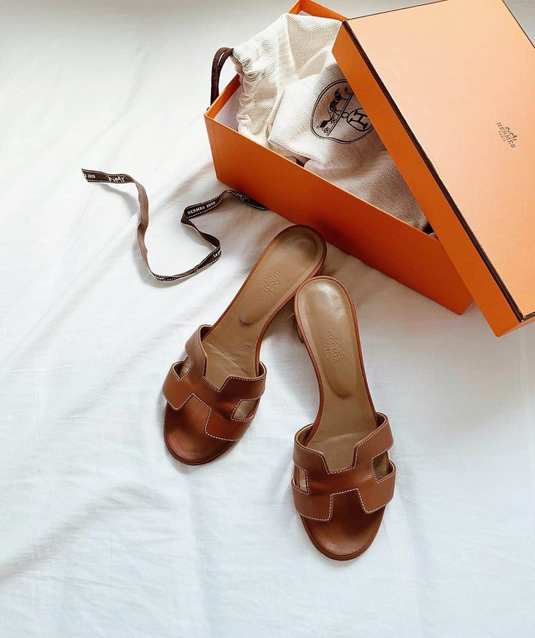 左近鈴乃さんのインスタグラム写真 - (左近鈴乃Instagram)「. この夏1番の贈り物…🕊🌹🧡🎁﻿ ﻿ どんな靴履いても靴擦れする私が オアジスだけは靴擦れしなかった🥺 そろそろ秋の支度もしないとなっ🍂 ﻿ #hermes #エルメス #オアジス #ゴールド」8月26日 21時44分 - suzuno_sakon