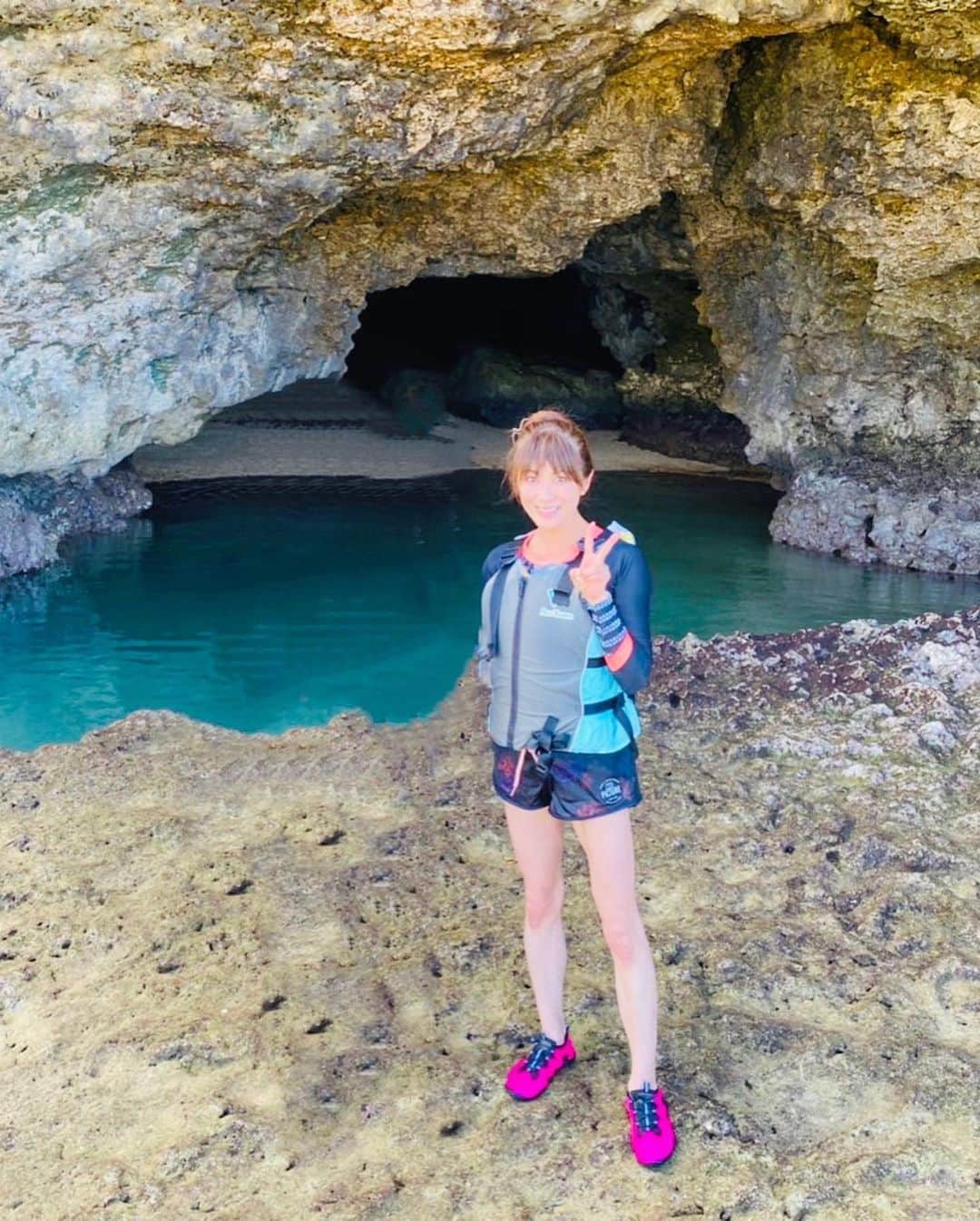 山田佳子さんのインスタグラム写真 - (山田佳子Instagram)「青の洞窟… ﻿ #神秘的﻿ #洞窟﻿ #干潮時﻿ #青の洞窟﻿ #石垣島﻿  ﻿」8月26日 21時37分 - yoshiko117