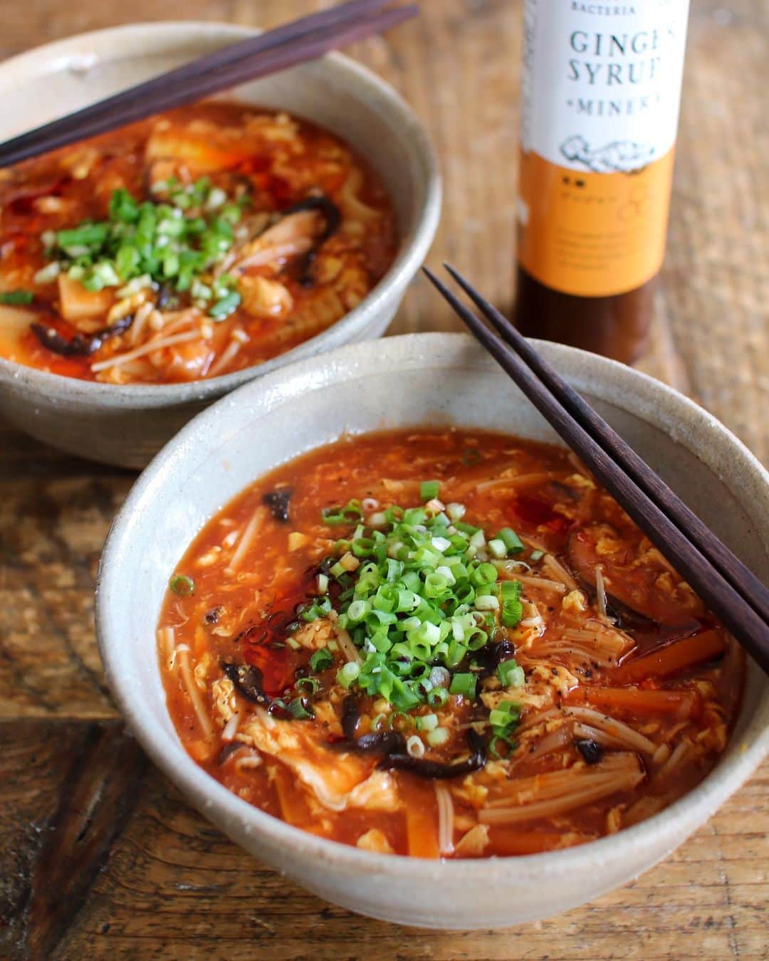 のインスタグラム：「#乳酸ジンジャー をいただいたので、トマトジュースを使った酸辣湯うどんのレシピを考えてみたよ。 ・ 【#トマト酸辣湯うどん】 ・ ●材料(2人分)● 冷凍うどん　2玉 椎茸(大きめ) 1個 きくらげ(生) 2枚 人参 5cm えのきだけ 70ｇ 長ネギ 1/2本 タケノコ(穂先) 100ｇ ★水 350cc ★トマトジュース(無塩) 450cc ★鶏がらスープの素 大さじ3.5 ★醤油 大さじ1.5 ★砂糖 小さじ1 ◯片栗粉　大さじ1 ◯水　大さじ1 乳酸ジンジャー 10ml 酢 大さじ2 辣油 適量 黒胡椒 適量 万能ねぎ 2本  ・ ●作り方● ①椎茸は薄切り、きくらげと人参は細切り、長ネギは斜め薄切り、タケノコは縦半分に切って薄切り、えのきだけは石づきを落として半分の長さに切る。冷凍うどんはパッケージの表示通りにレンジで温める。万能ねぎは小口切りにする。◯を合わせて水溶き片栗粉を作る。 ②鍋に★の材料を全て入れて熱し、沸騰したら椎茸、きくらげ、長ネギ、えのきだけ、タケノコを入れて煮る。火が通ったらうどんを入れ、2分ほど煮込む。一旦火を止め、乳酸ジンジャーと酢と水溶き片栗粉を加えてひと混ぜし、再度火をつけてとろみがつくまで加熱する。溶き卵を回し入れ、卵に火が通ったら、火を止める。 ③丼に移し、辣油をひと回しし、黒胡椒を挽き、ねぎをのせる。できあがり。 ・ 見た目がなんだか辛そうだけど、トマトの赤なので全然辛くないのである🤣 食べ応えもあるし、野菜もたくさん摂れて、生姜がほんのり香る、美味しい酸辣湯うどんができた〜‼️🙌 ・ 乳酸ジンジャーのすごいポイントは、 ◎熱にも強い乳酸菌が5000億個も入っている。 ◎水溶性食物繊維が腸の蠕動運動を刺激してくれる。 ◎イオン化抽出した36種類以上のミネラルを含む生体ミネラル水が、体内のミネラルバランスを整える。 ◎高知県産で選び抜かれた高品質の生姜のみを使用。 ◎生姜を絞った汁と、乾燥加工した生姜粉末をダブルで使用。 ◎精製された砂糖を使わず、ミネラルの多い黒糖蜜と粗製糖を使用。 ◎人工甘味料、香料、保存料は一切不使用。 とにかくこだわりの商品なので、気になった方はぜひ一度お試しを😃 詳しくは乳酸ジンジャーのアカウントに飛んでみてね😉 👉 @nyusanginger  #乳酸ジンジャー#生姜シロップ #ジンジャーシロップ #腸活」