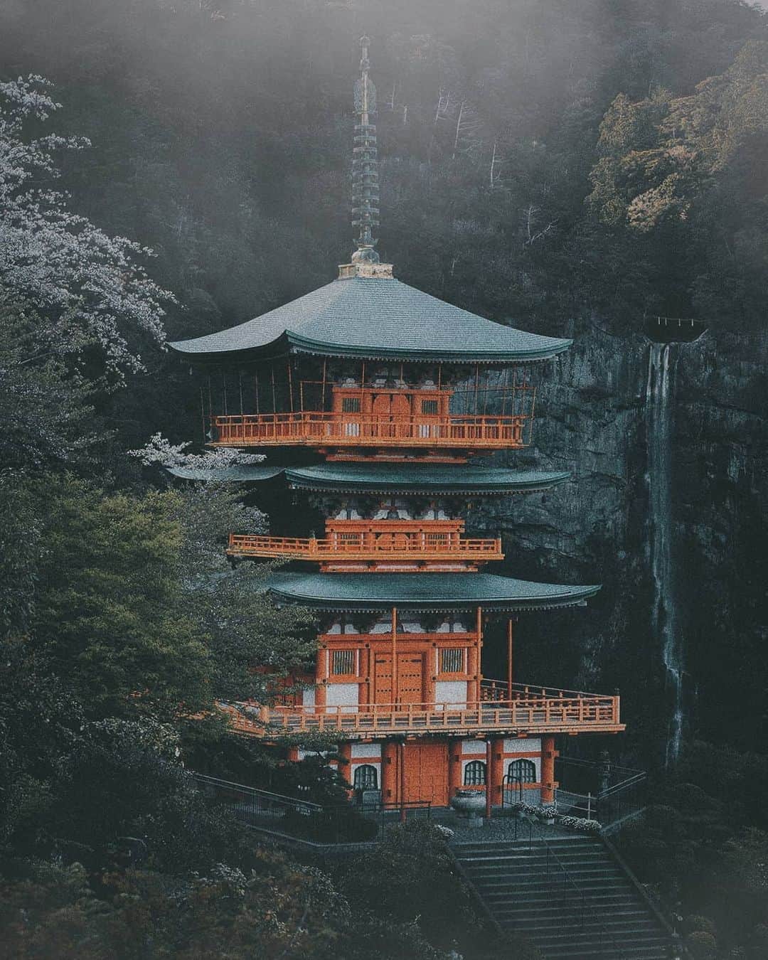 Berlin Tokyoのインスタグラム：「Nothing but serenity lies in this secluded hideaway backed by the sacred waterfall. . . #hellofrom okayama #japan」