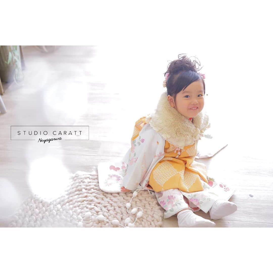 のインスタグラム：「. . ショールで女の子らしく可愛いお写真が撮れます♡ ご来店ありがとうございました❃ . .  ❃大好評！七五三撮影プラン❃ ◎フォトセレクトプラン   こんな方にオススメ...！  ✓衣装をたくさん着たい！  ✓特典が欲しい！  ✓撮った写真をちゃんと形として残したい！ ☞こちらのプランはお写真の購入金額に応じて、大人気ビックポスターなどが特典でお選び頂けます♡  ◎思い出全部データプラン   こんな方にオススメ...！  ✓とにかくデータで欲しい！  ✓自分でアルバムを作りたい！  ✓焼き増しをしたい！ ☞こちらのプランは撮影全カットデータ付き♡  ⚠️8月のお得なキャンペーンまもなく終了します！！！レンタルはお着物のご成約が埋まってきておりますので、早めのご撮影とレンタルのご成約がオススメになっております！︎︎☺︎ ご予約はWEB.InstagramからのDM.寝屋川店までお電話お願い致します🙇🏼‍♂️ . #スタジオキャラット #スタジオキャラット寝屋川　#キャラット寝屋川　#キャラット #フォトスタジオ #フォト #フォトジェニック #ファインダー越しの私の世界 #カメラ女子 #カメラ好きな人と繋がりたい #カメラマンさんと繋がりたい #七五三 #七五三撮影 #七五三フォト #七五三女の子 #女の子ママ #関西ママ #instagilrl #instaphoto #instapic #instalike #followforfollowback #follow #photo #photography #photooftheday #photo_jpn」