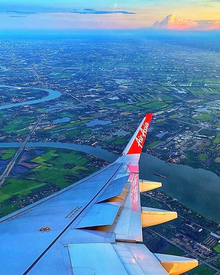 エアアジアのインスタグラム：「CONTEST ALERT!!! 🎉  Want to travel for FREE? Just fake it till you make it! ❤️✈️  Upload a creative photo of you on your “fake travel” on your IG story and share where you’d like to fly within Malaysia. Don’t forget to tag @airasia and use the hashtag #MYrealtravel. Make sure your account is public so we can see!  One (1) lucky winner gets to fly for free and let’s make your trip happen!  Head over to our CONTEST IG Highlight for more details or click the link in our bio.  #EveryoneCanFlyNow __________ Cover photo by @ismailiwm」