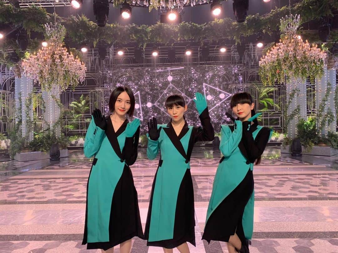 Perfumeさんのインスタグラム写真 - (PerfumeInstagram)「#FNS歌謡祭 「Dream Fighter」と新曲「Time Warp」をTV初披露させていただきました♪ いかがでしたかー？？ 早くみなさんとライブで会える日がきますように🙏✨  Thank you checking our first “Time Warp“ performance on TV! #prfm」8月26日 21時47分 - prfm_official