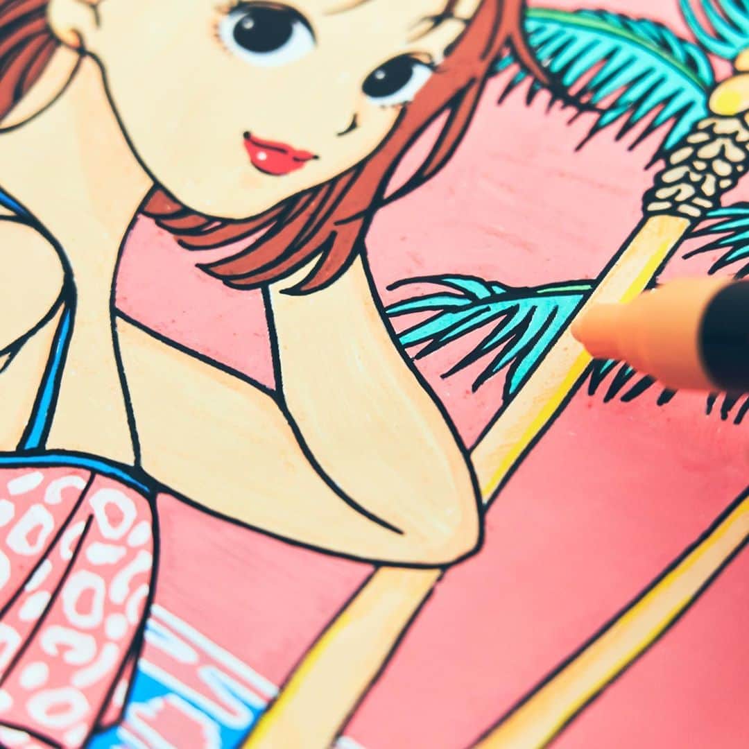 Hanako公式さんのインスタグラム写真 - (Hanako公式Instagram)「手早く、重ねて塗れるサインペンで塗る。「大人の塗り絵」🖍﻿ ﻿ ◯用意するもの﻿ ・色鉛筆﻿ ・サインペン（今回はポスカの中字丸芯）﻿ ﻿ ◯基本の塗り方﻿ 色選びのポイントは、色数を絞ること。まとまりやすくなります！﻿ ﻿ 1.使う色は厳選。最大5色にする。木は肌と同じ色で塗るなど、近い色で構成するとごちゃごちゃせず、失敗しません。﻿ 2.アウトラインは重ね塗りする。乾くと重ね塗りできるサインペンなら、はみ出した箇所も修正可能！﻿ 3.桃、メロンなど色味が似る箇所は、サインペンで下塗りをしてから色鉛筆で影をつけ、立体感を出すとぐっと引き立ちます。﻿ 4.水色や緑色でところどころに影をつけると本物っぽい印象になる（笑）。塗り込みすぎずいい雰囲気の塩梅をみつけて。﻿ ﻿ ﻿ ◯Teacher﻿ ヨシフクホノカ／大学在学中にインスタに投稿したイラスト作品に注目が集まり、福岡で個展を開催。2019年、上京しイラストレーターとして活動スタート。Instagram：@honoka_illustration﻿ ________________________________﻿ ﻿ ﻿ ＼IGTVにて授業公開中／﻿ ハナコカレッジオンライン夏期講習✏️﻿ イラストレーター・ヨシフクホノカさんに教わる「大人の塗り絵」🎨Hanako公式InstagramのIGTVをチェック！﻿ ﻿ ________________________________﻿ ﻿ 【Hanako_学び特集発売!!】﻿ #Hanako #Hanako_magazine #勉強日記 #勉強ノート #studymotivation #studygram #studying #料理記録 #花のある暮らし #カフェ巡り #喫茶店巡り #読書記録 #bookstagram #おうち時間 #簡単レシピ #おうちごはん #丁寧な暮らし#料理記録 #塗り絵 #大人の塗り絵 #ヨシフクホノカ #photoby_MEGUMI」8月26日 22時03分 - hanako_magazine