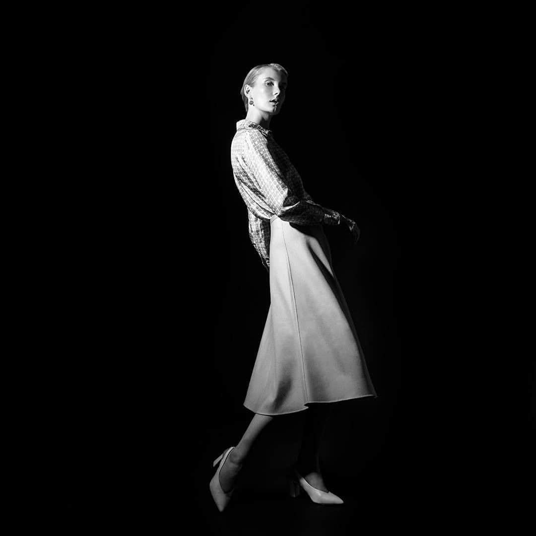 ミラショーンのインスタグラム：「False step in the dark⠀  ⠀ ⠀  #milaschon #blackandwhitephotography #bwphotography #bnwmood #blackandwhitephotograph #bnw_captures #bandw #bandwphotography」