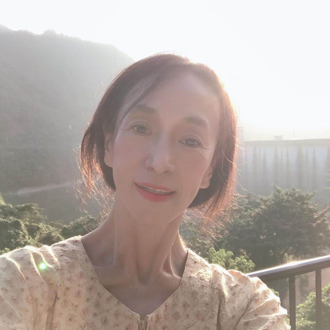 蜷川みほさんのインスタグラム写真 - (蜷川みほInstagram)「コロナ渦の中、映画のロケで佐賀県に行って来ましたよー❣️ 自然がいっぱいあって、夕焼けや星空が綺麗で、とってもいいところでした☺️🌈✨ 猛暑の中、フェイスシールドやマスクを着用、除菌専門スタッフもいて…みんな映画が大好きです…😌🎬✨ 何やら、とっても素敵な作品が出来そうな気配…😆❣️ 情報解禁になったら、またインフメーションさせて頂きまーす🎬🌈💕✨ #蜷川みほ　#映画　#actress #film #movies #佐賀 #夕焼け #フェイスシールド  #コロナ渦中 の撮影」8月26日 21時59分 - ninagawa_miho