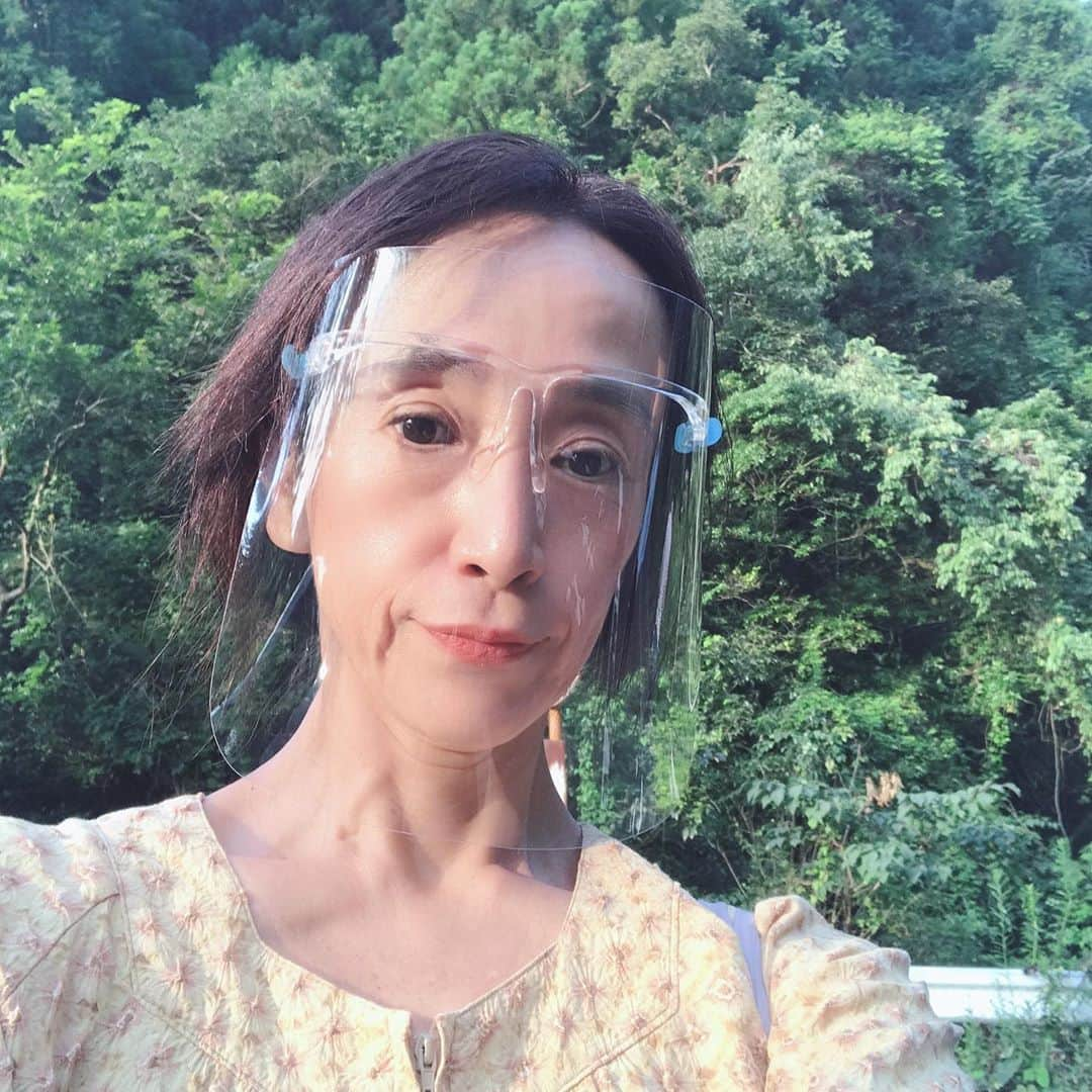 蜷川みほのインスタグラム：「コロナ渦の中、映画のロケで佐賀県に行って来ましたよー❣️ 自然がいっぱいあって、夕焼けや星空が綺麗で、とってもいいところでした☺️🌈✨ 猛暑の中、フェイスシールドやマスクを着用、除菌専門スタッフもいて…みんな映画が大好きです…😌🎬✨ 何やら、とっても素敵な作品が出来そうな気配…😆❣️ 情報解禁になったら、またインフメーションさせて頂きまーす🎬🌈💕✨ #蜷川みほ　#映画　#actress #film #movies #佐賀 #夕焼け #フェイスシールド  #コロナ渦中 の撮影」