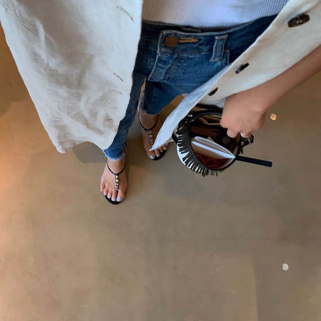 aki_closetのインスタグラム：「. Linen👒 . 今年も大活躍のリネンのジレ。 ワンピースにもなるやつ♡ . .  カバンの中身丸見えだ🤦🏽‍♀️ . #machatt #stunninglure  #ayakobag #sergiorossi」